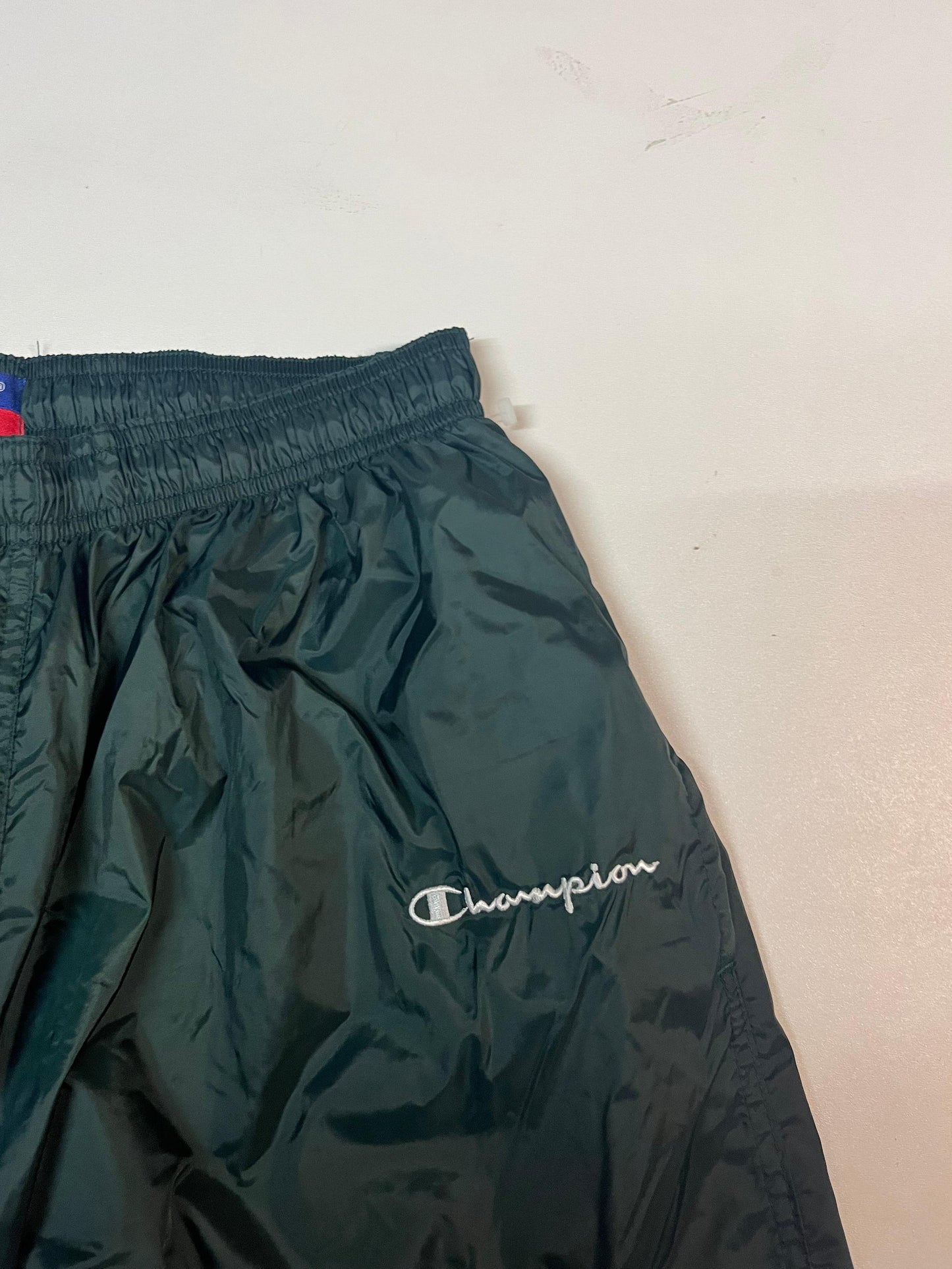 Entdecke unsere Vintage Track Pants von Nike und anderen Marken, erhältlich bei Valuxery.de - Dein Shop für trendige Vintage - Kleidung. Unsere Track Pants sind aus hochwertigen Materialien und