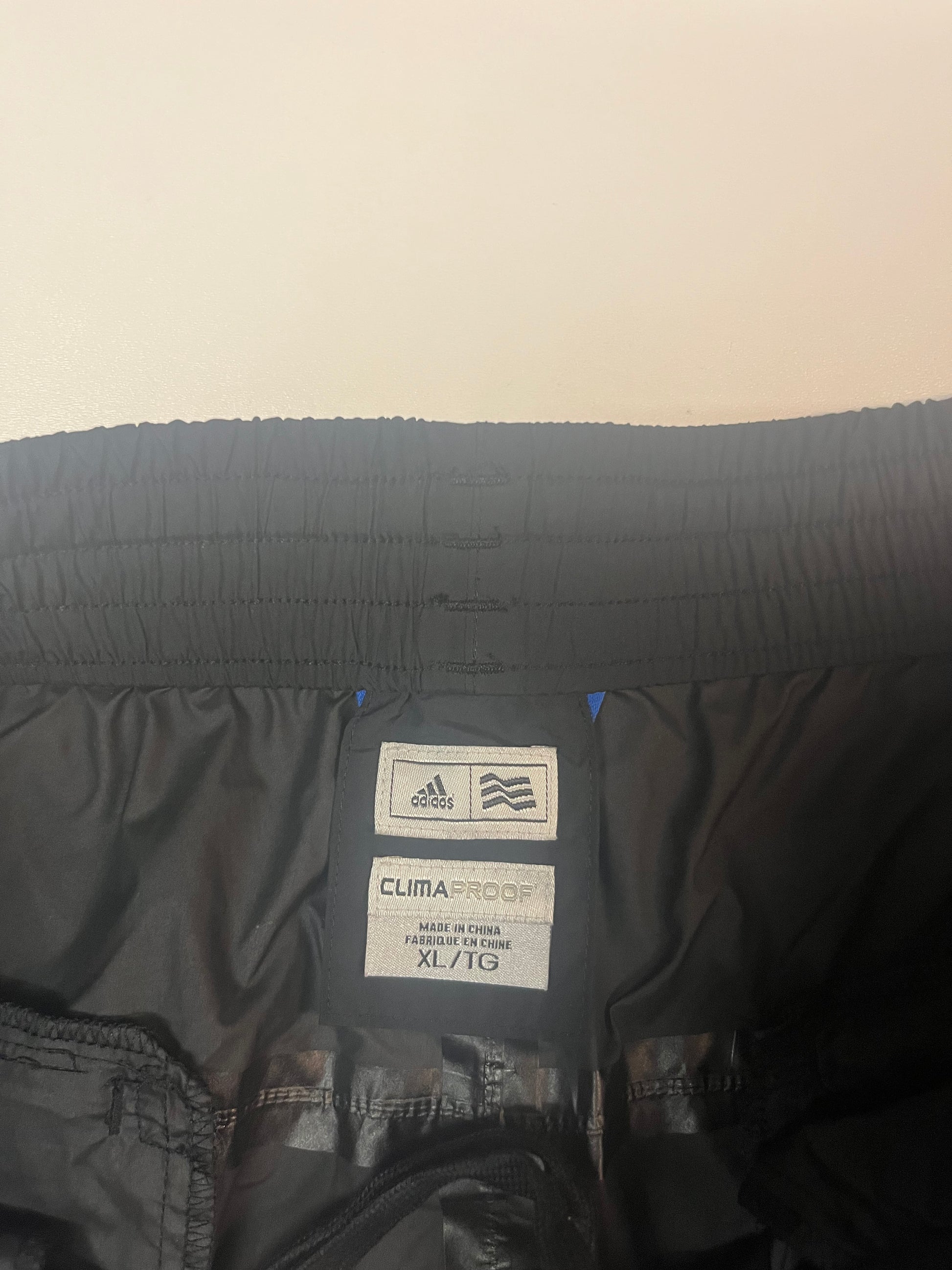 Entdecke unsere Vintage Track Pants von Nike und anderen Marken, erhältlich bei Valuxery.de - Dein Shop für trendige Vintage - Kleidung. Unsere Track Pants sind aus hochwertigen Materialien und