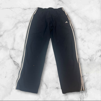 Entdecke unsere Vintage Track Pants von Nike und anderen Marken, erhältlich bei Valuxery.de - Dein Shop für trendige Vintage - Kleidung. Unsere Track Pants sind aus hochwertigen Materialien und