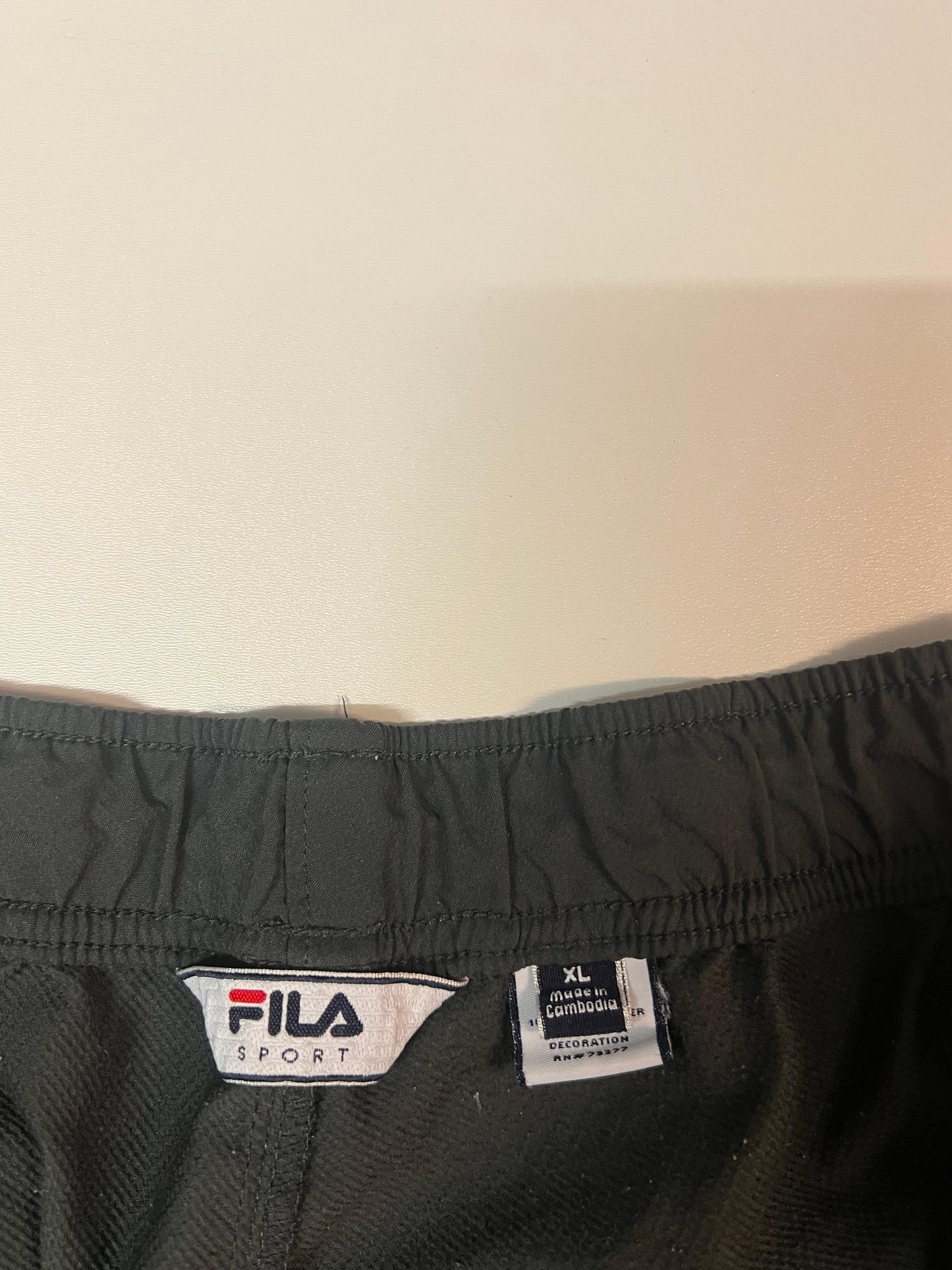 Entdecke unsere Vintage Track Pants von Nike und anderen Marken, erhältlich bei Valuxery.de - Dein Shop für trendige Vintage - Kleidung. Unsere Track Pants sind aus hochwertigen Materialien und