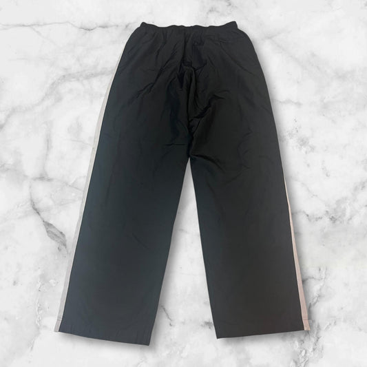 Entdecke unsere Vintage Track Pants von Nike und anderen Marken, erhältlich bei Valuxery.de - Dein Shop für trendige Vintage - Kleidung. Unsere Track Pants sind aus hochwertigen Materialien und