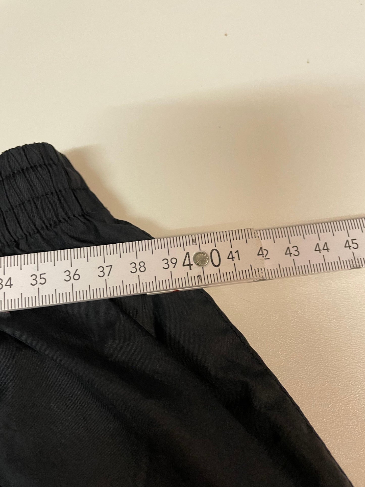 Entdecke unsere Vintage Track Pants von Nike und anderen Marken, erhältlich bei Valuxery.de - Dein Shop für trendige Vintage - Kleidung. Unsere Track Pants sind aus hochwertigen Materialien und