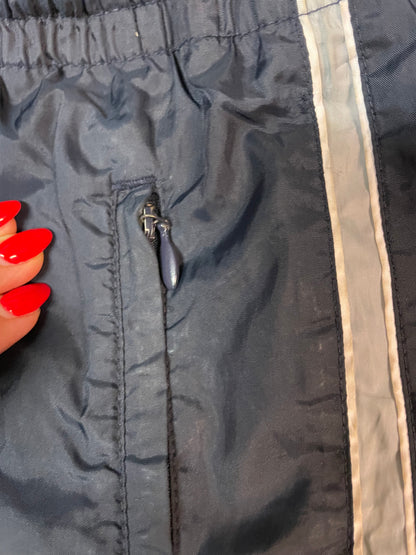 Entdecke unsere Vintage Track Pants von Nike und anderen Marken, erhältlich bei Valuxery.de - Dein Shop für trendige Vintage - Kleidung. Unsere Track Pants sind aus hochwertigen Materialien und