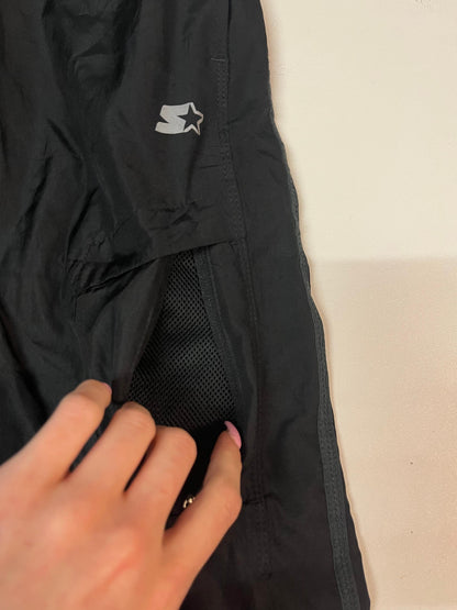 Entdecke unsere Vintage Track Pants von Nike und anderen Marken, erhältlich bei Valuxery.de - Dein Shop für trendige Vintage - Kleidung. Unsere Track Pants sind aus hochwertigen Materialien und