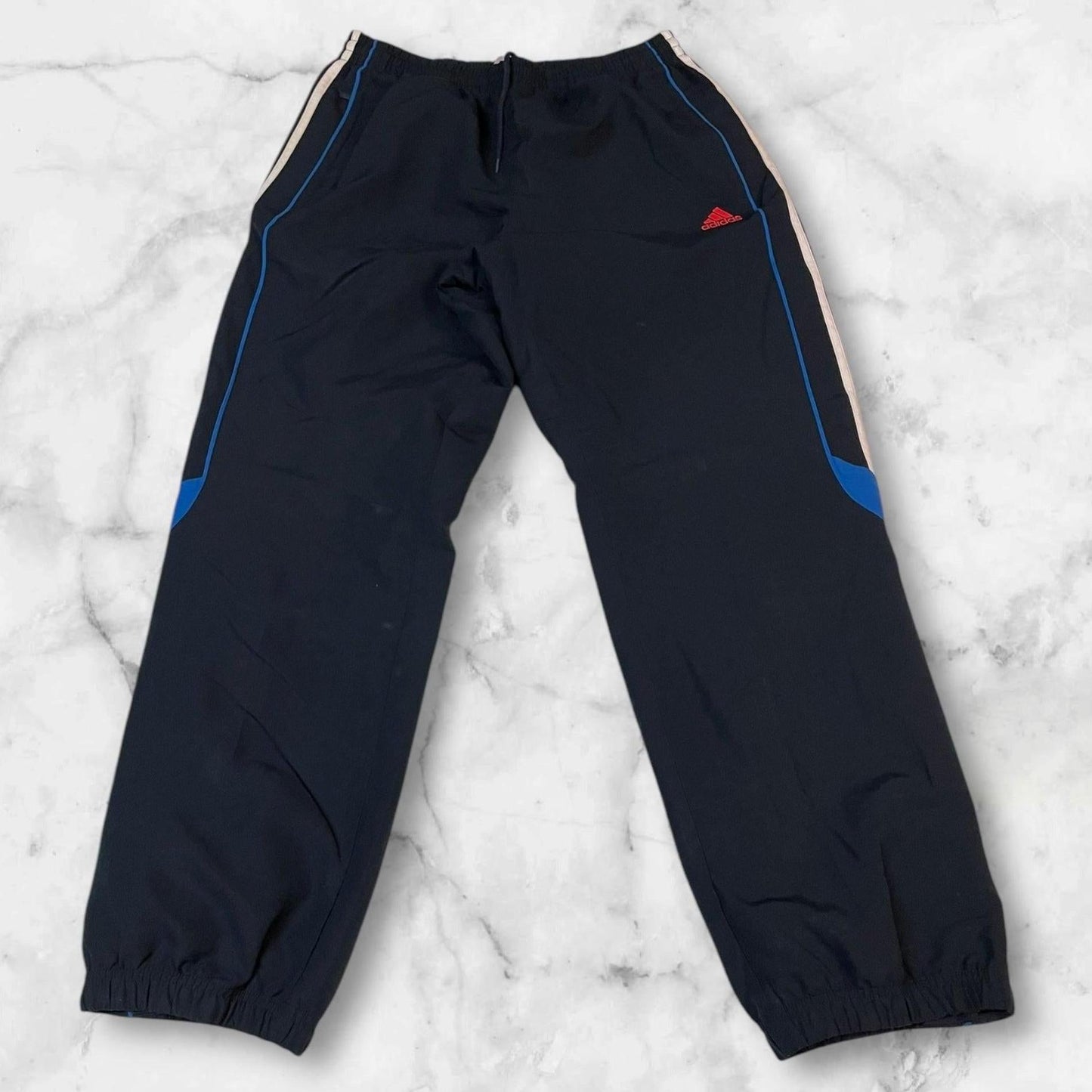Entdecke unsere Vintage Track Pants von Nike und anderen Marken, erhältlich bei Valuxery.de - Dein Shop für trendige Vintage - Kleidung. Unsere Track Pants sind aus hochwertigen Materialien und