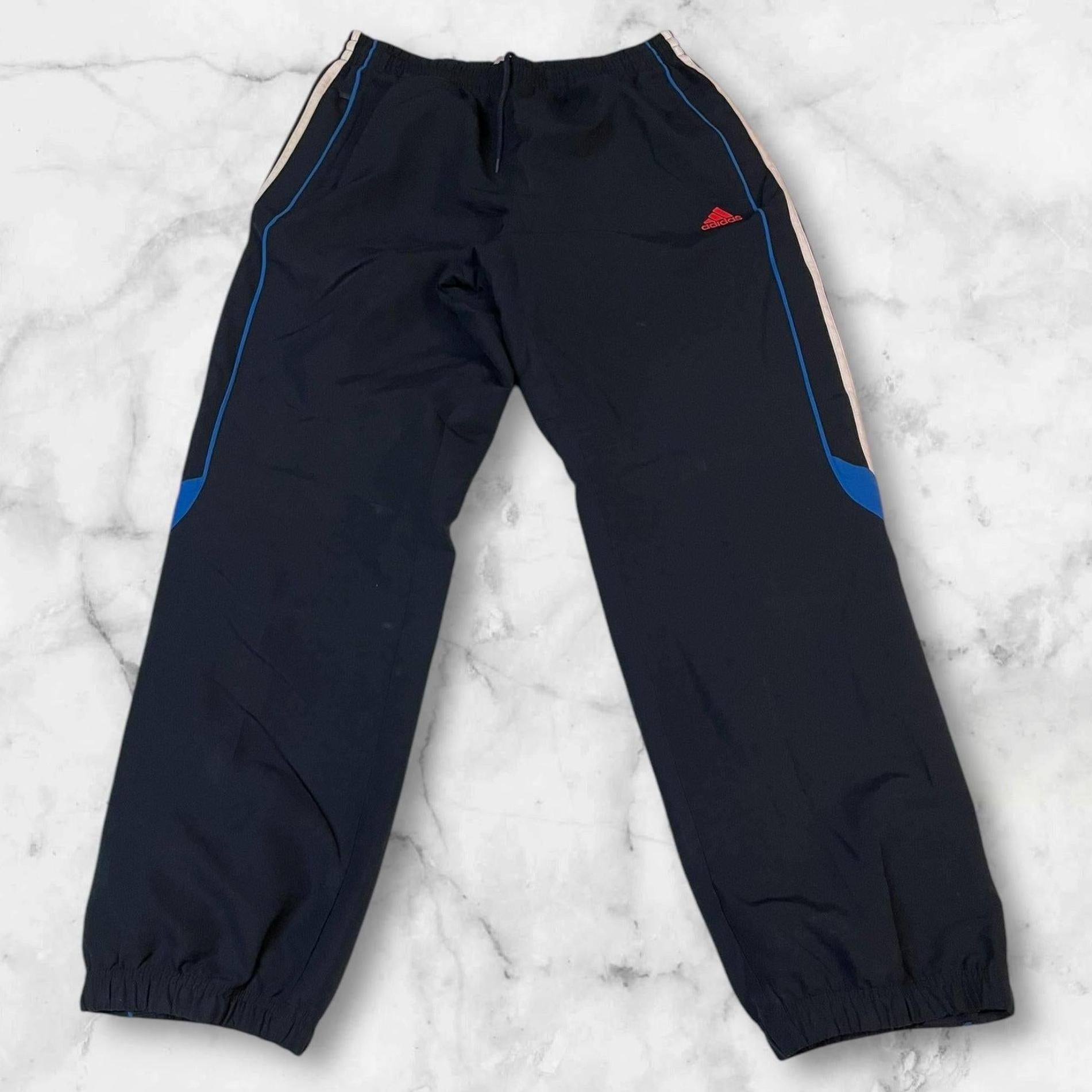 Entdecke unsere Vintage Track Pants von Nike und anderen Marken, erhältlich bei Valuxery.de - Dein Shop für trendige Vintage - Kleidung. Unsere Track Pants sind aus hochwertigen Materialien und