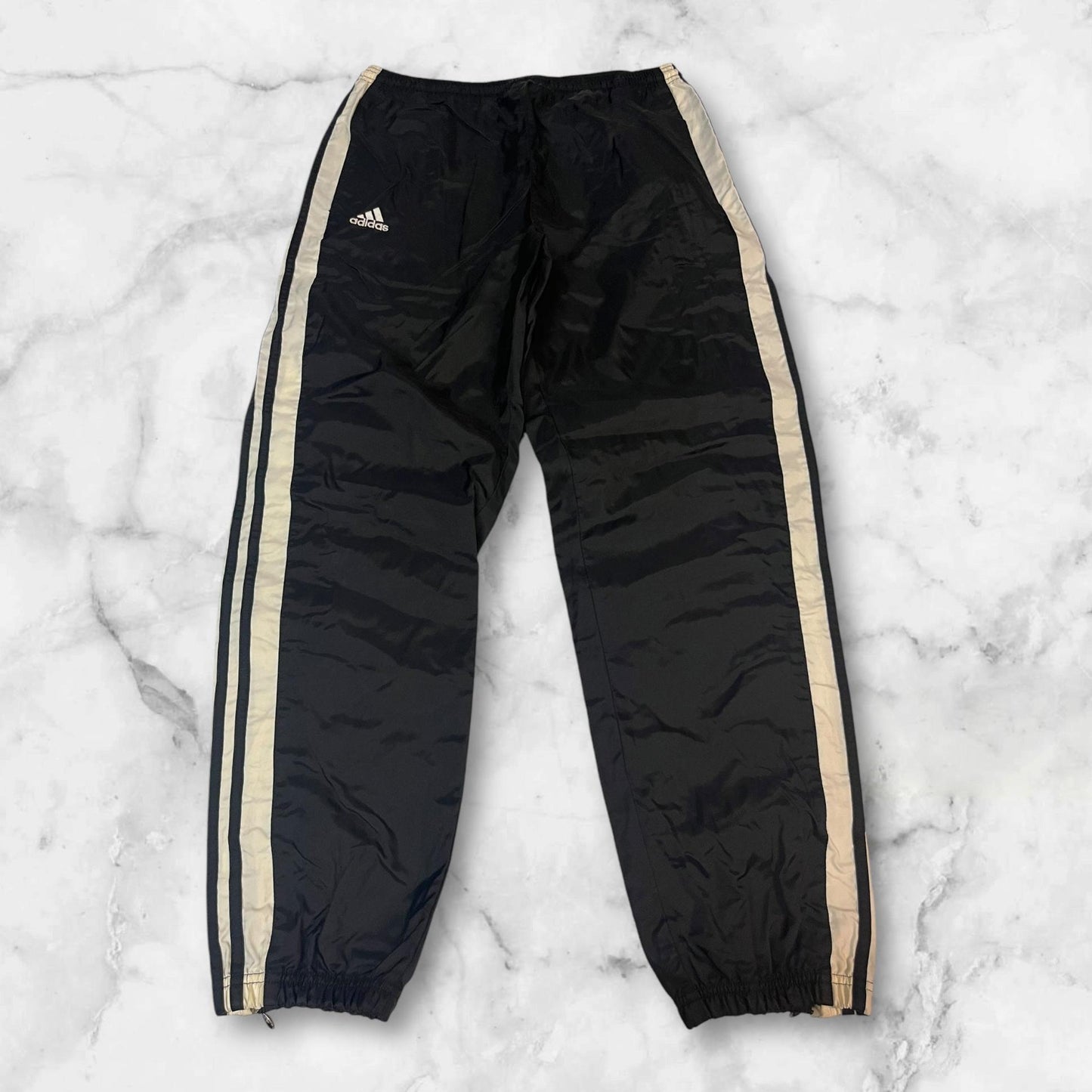 Entdecke unsere Vintage Track Pants von Nike und anderen Marken, erhältlich bei Valuxery.de - Dein Shop für trendige Vintage - Kleidung. Unsere Track Pants sind aus hochwertigen Materialien und