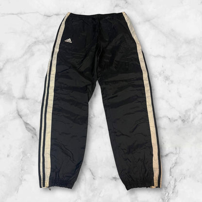 Entdecke unsere Vintage Track Pants von Nike und anderen Marken, erhältlich bei Valuxery.de - Dein Shop für trendige Vintage - Kleidung. Unsere Track Pants sind aus hochwertigen Materialien und