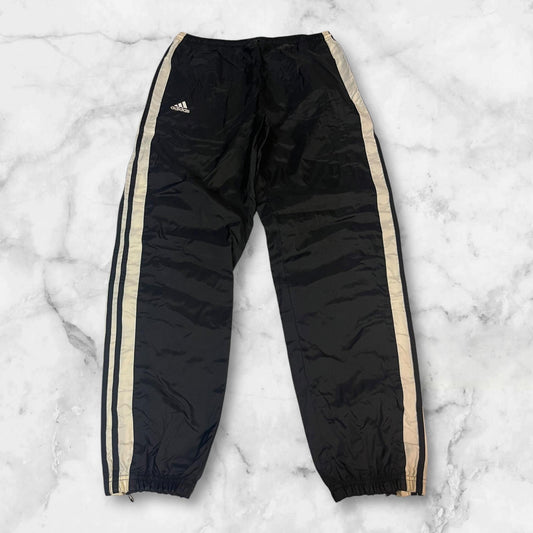 Entdecke unsere Vintage Track Pants von Nike und anderen Marken, erhältlich bei Valuxery.de - Dein Shop für trendige Vintage - Kleidung. Unsere Track Pants sind aus hochwertigen Materialien und