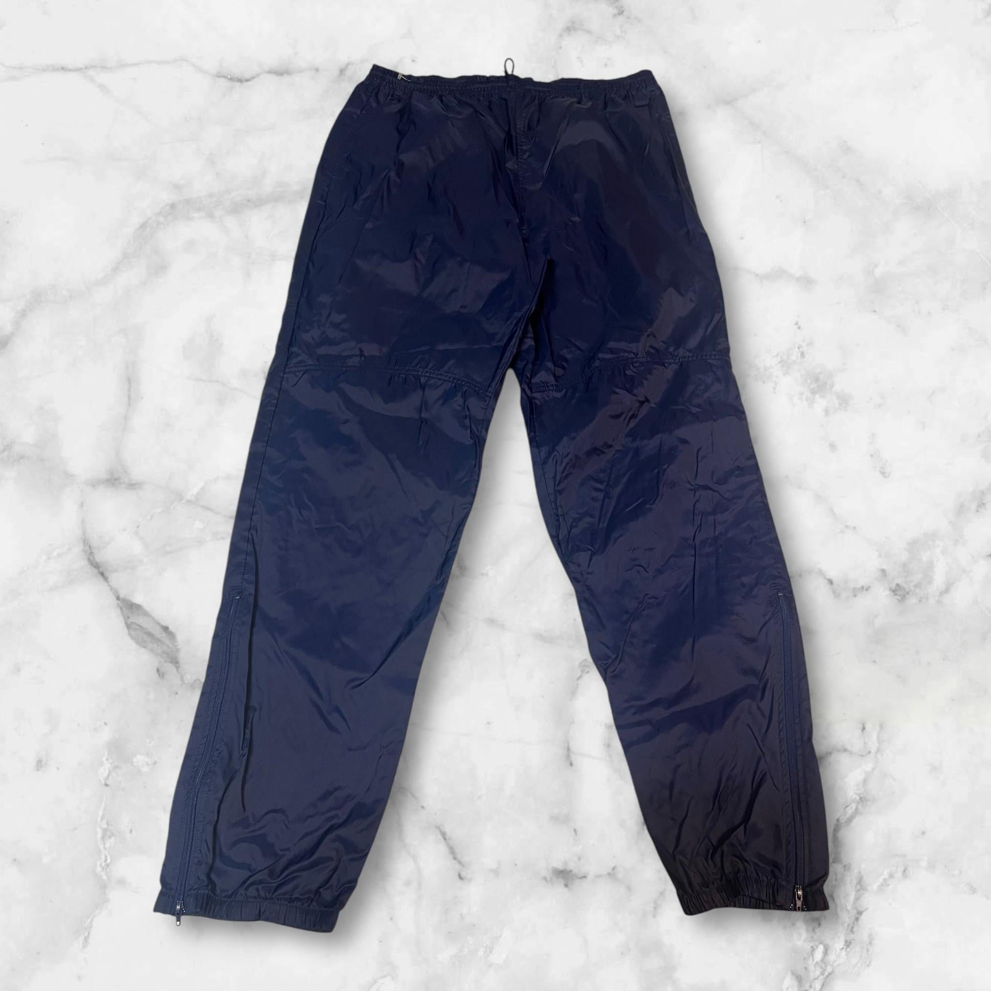 Entdecke unsere Vintage Track Pants von Nike und anderen Marken, erhältlich bei Valuxery.de - Dein Shop für trendige Vintage - Kleidung. Unsere Track Pants sind aus hochwertigen Materialien und