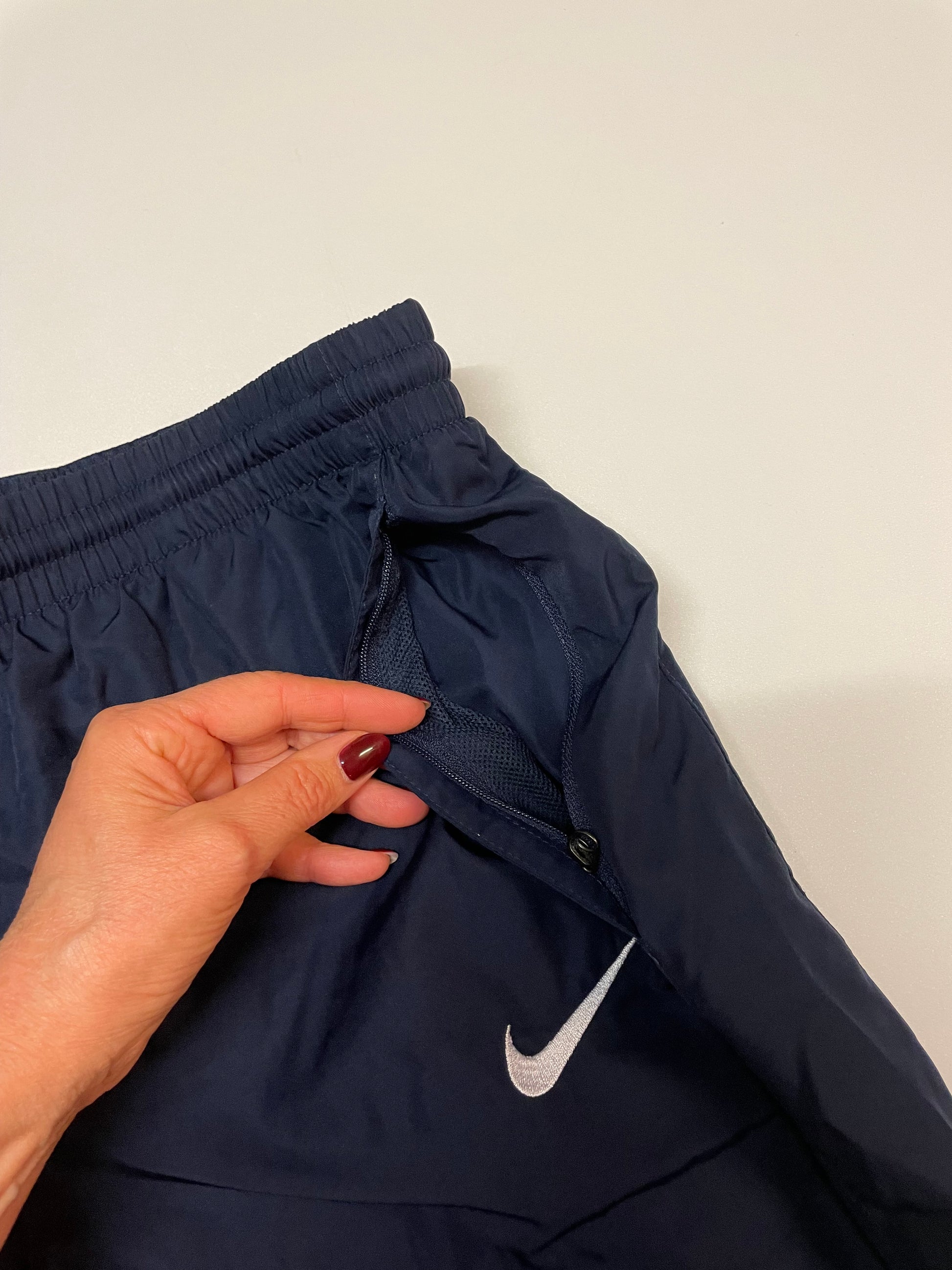 Entdecke unsere Vintage Track Pants von Nike und anderen Marken, erhältlich bei Valuxery.de - Dein Shop für trendige Vintage - Kleidung. Unsere Track Pants sind aus hochwertigen Materialien und