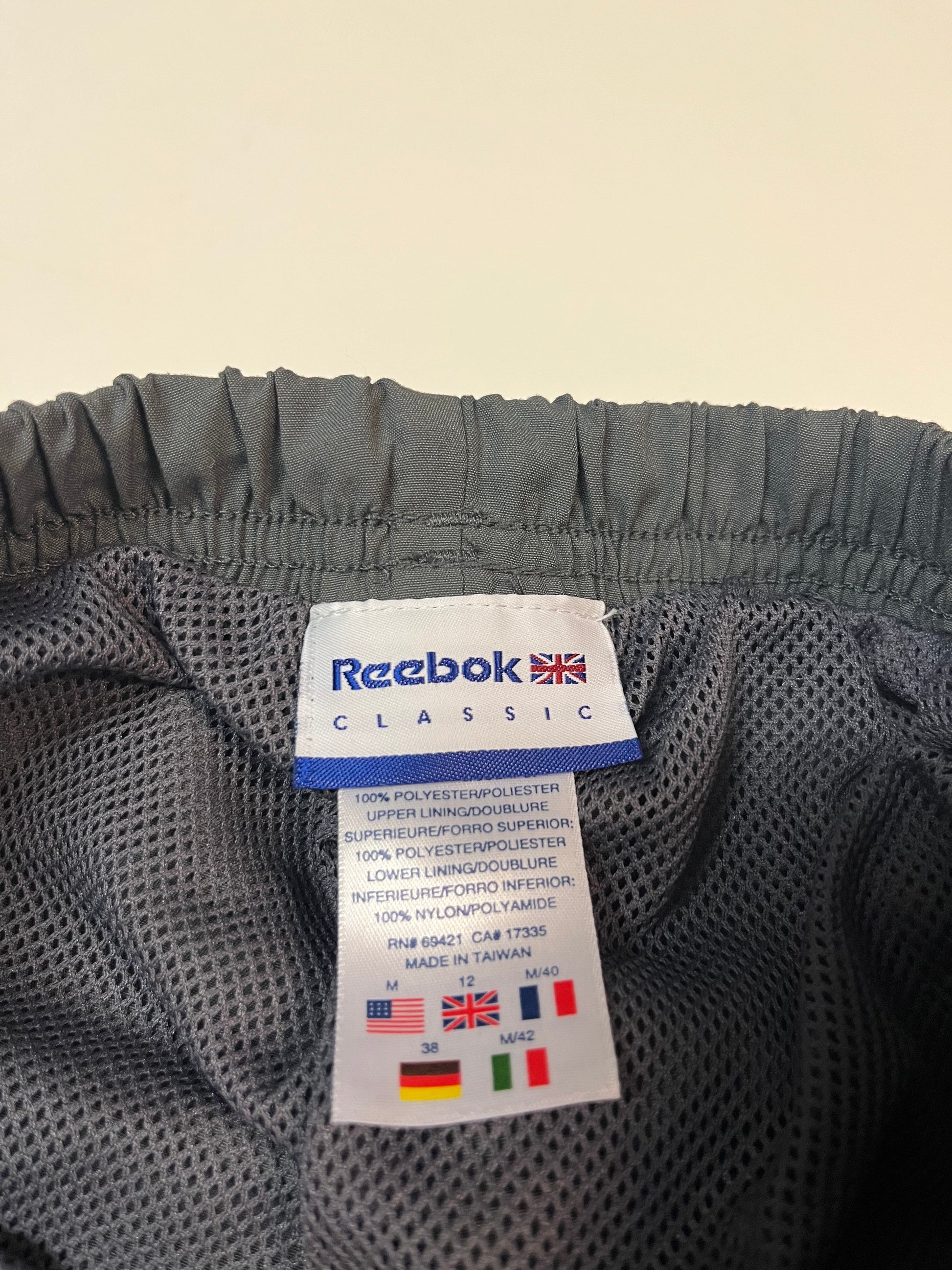 Entdecke unsere Vintage Track Pants von Nike und anderen Marken, erhältlich bei Valuxery.de - Dein Shop für trendige Vintage - Kleidung. Unsere Track Pants sind aus hochwertigen Materialien und