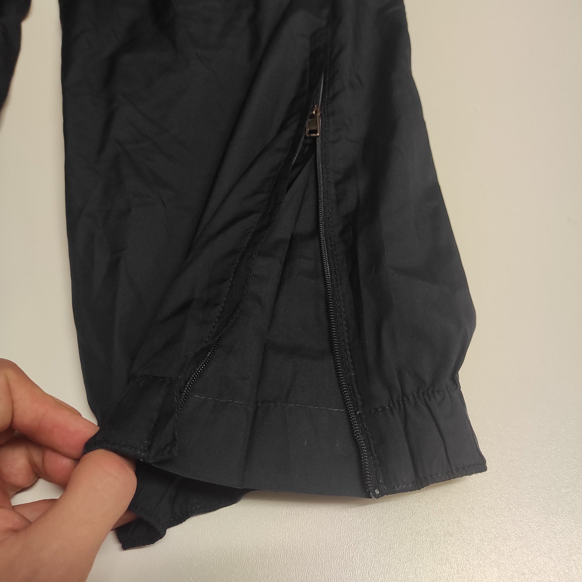 Entdecke unsere Vintage Track Pants von Nike und anderen Marken, erhältlich bei Valuxery.de - Dein Shop für trendige Vintage - Kleidung. Unsere Track Pants sind aus hochwertigen Materialien und