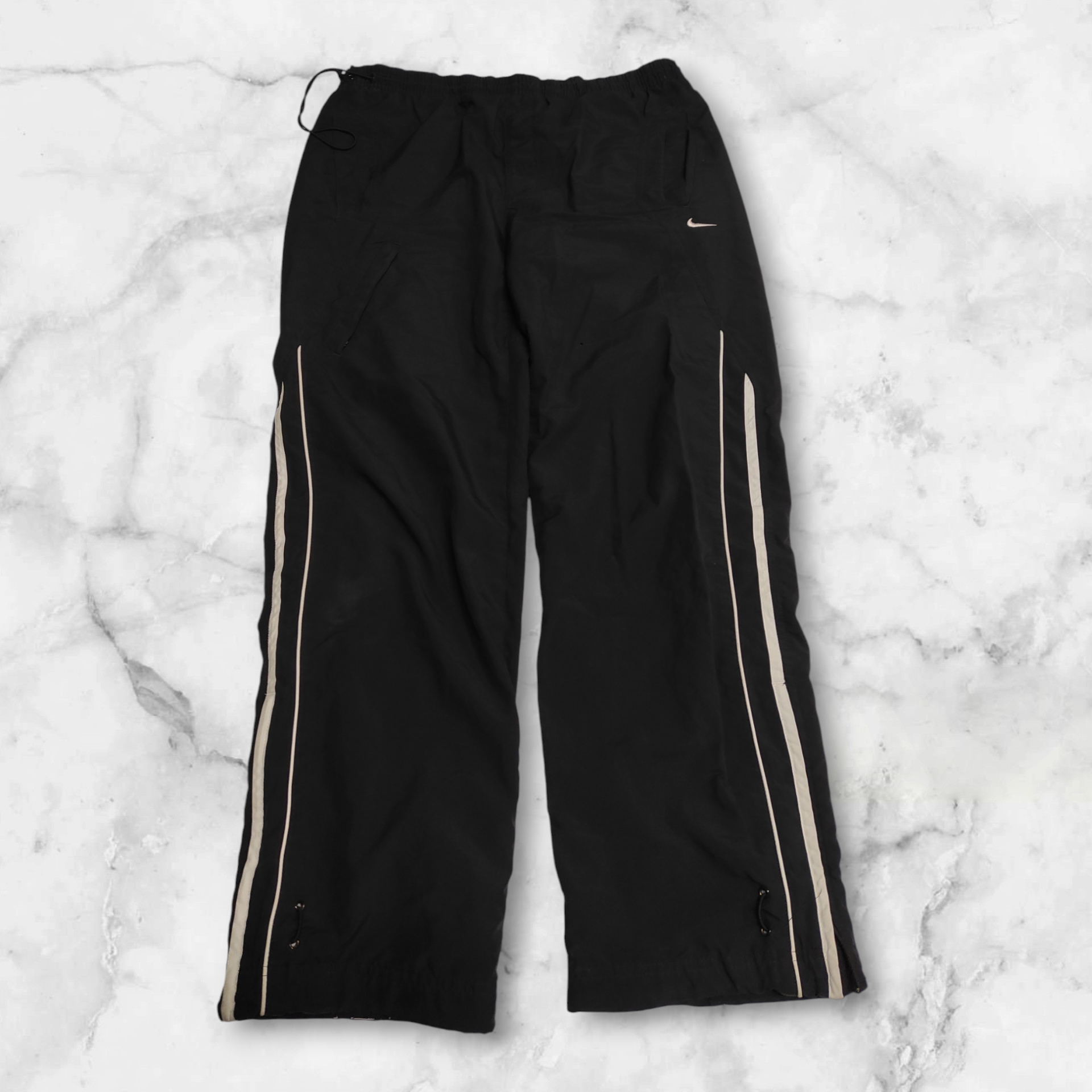 Entdecke unsere Vintage Track Pants von Nike und anderen Marken, erhältlich bei Valuxery.de - Dein Shop für trendige Vintage - Kleidung. Unsere Track Pants sind aus hochwertigen Materialien und
