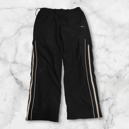 Entdecke unsere Vintage Track Pants von Nike und anderen Marken, erhältlich bei Valuxery.de - Dein Shop für trendige Vintage - Kleidung. Unsere Track Pants sind aus hochwertigen Materialien und