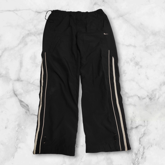 Entdecke unsere Vintage Track Pants von Nike und anderen Marken, erhältlich bei Valuxery.de - Dein Shop für trendige Vintage - Kleidung. Unsere Track Pants sind aus hochwertigen Materialien und