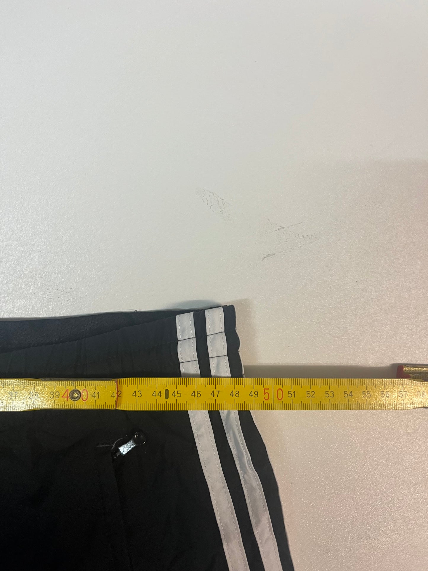 Entdecke unsere Vintage Track Pants von Nike und anderen Marken, erhältlich bei Valuxery.de - Dein Shop für trendige Vintage - Kleidung. Unsere Track Pants sind aus hochwertigen Materialien und