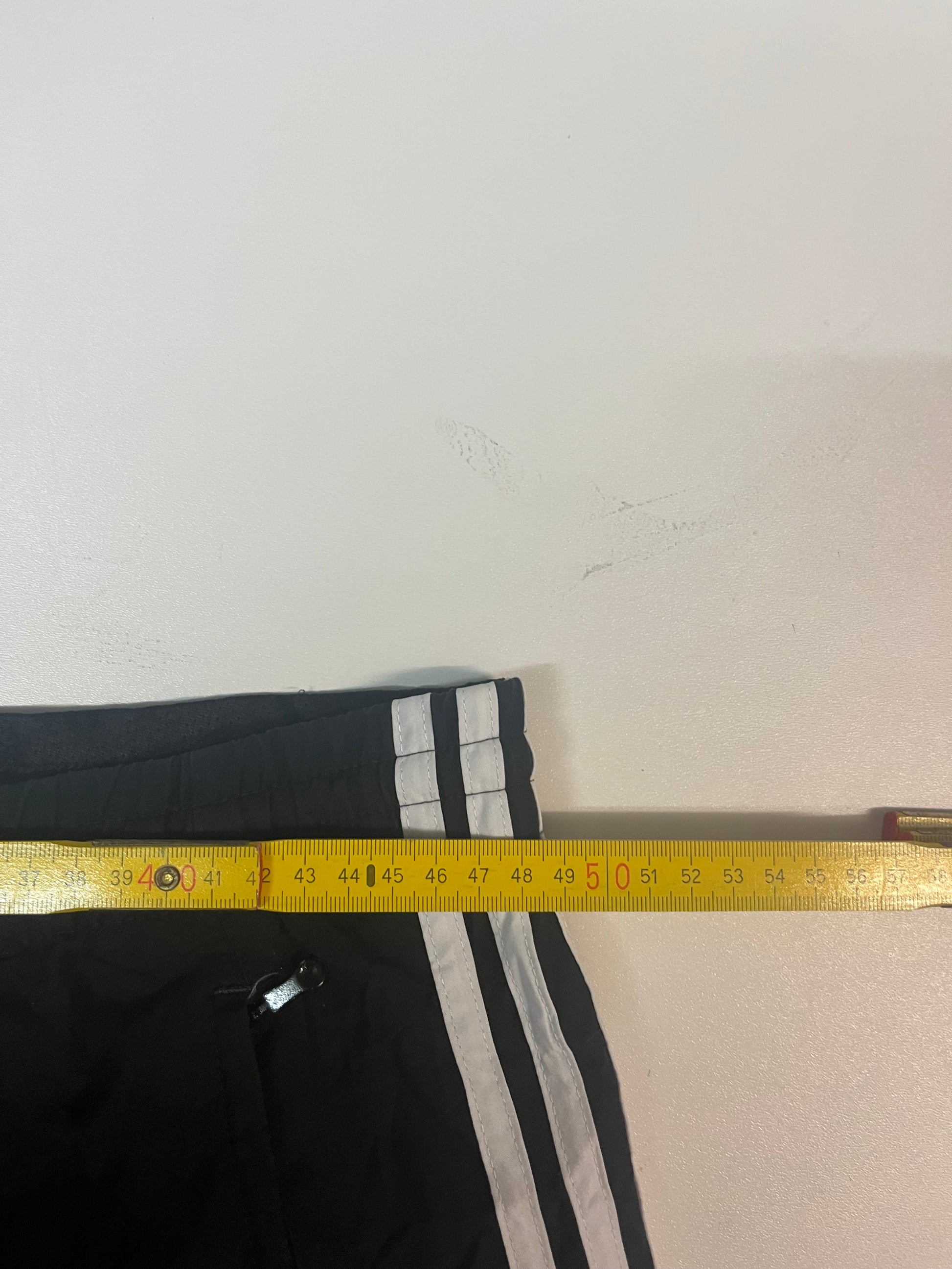 Entdecke unsere Vintage Track Pants von Nike und anderen Marken, erhältlich bei Valuxery.de - Dein Shop für trendige Vintage - Kleidung. Unsere Track Pants sind aus hochwertigen Materialien und