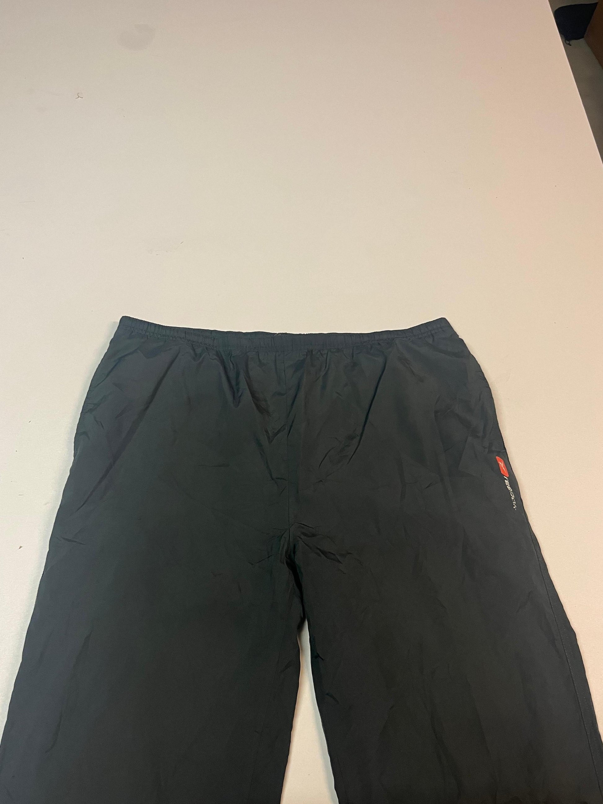 Entdecke unsere Vintage Track Pants von Nike und anderen Marken, erhältlich bei Valuxery.de - Dein Shop für trendige Vintage - Kleidung. Unsere Track Pants sind aus hochwertigen Materialien und