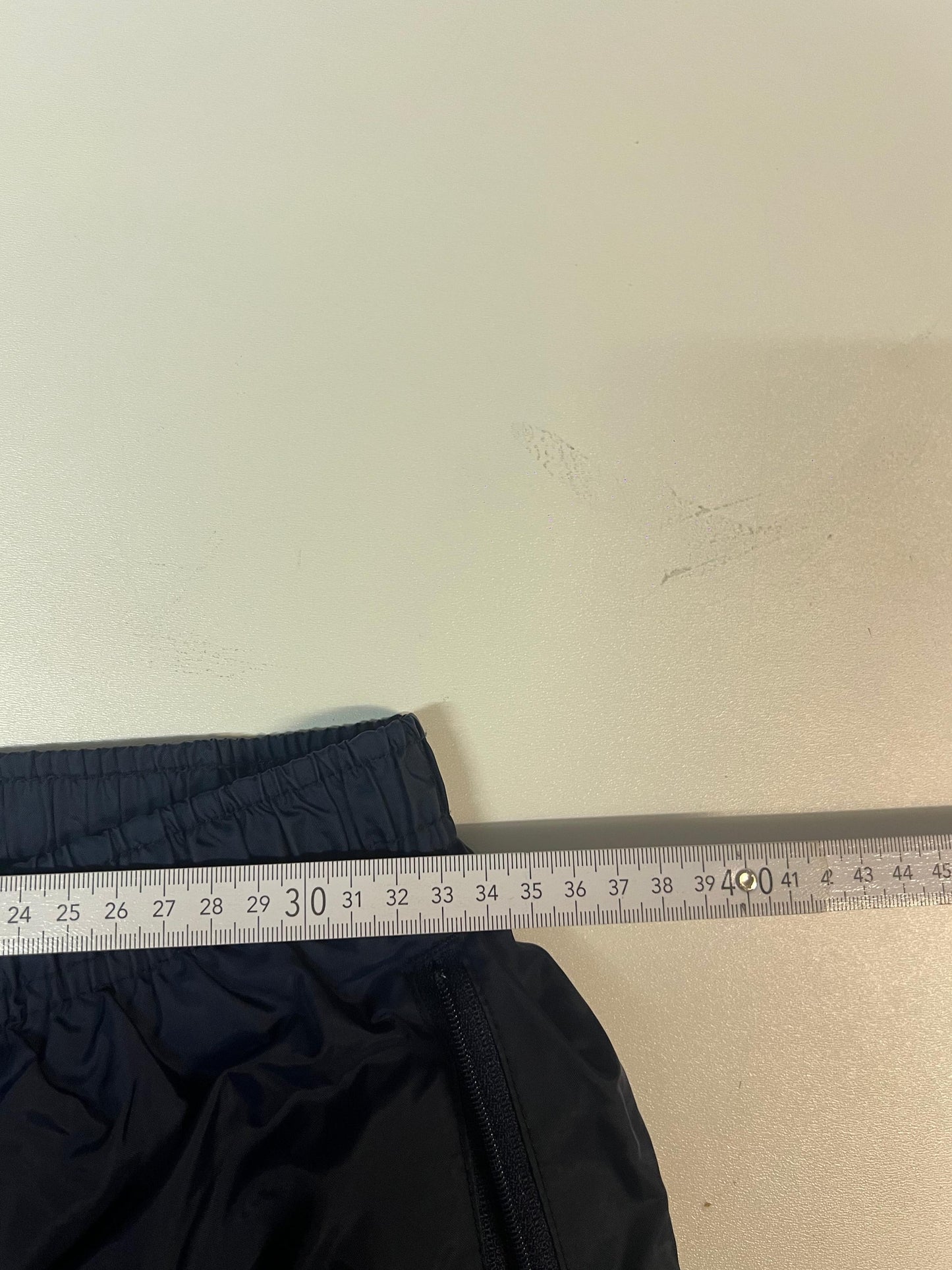 Entdecke unsere Vintage Track Pants von Nike und anderen Marken, erhältlich bei Valuxery.de - Dein Shop für trendige Vintage - Kleidung. Unsere Track Pants sind aus hochwertigen Materialien und