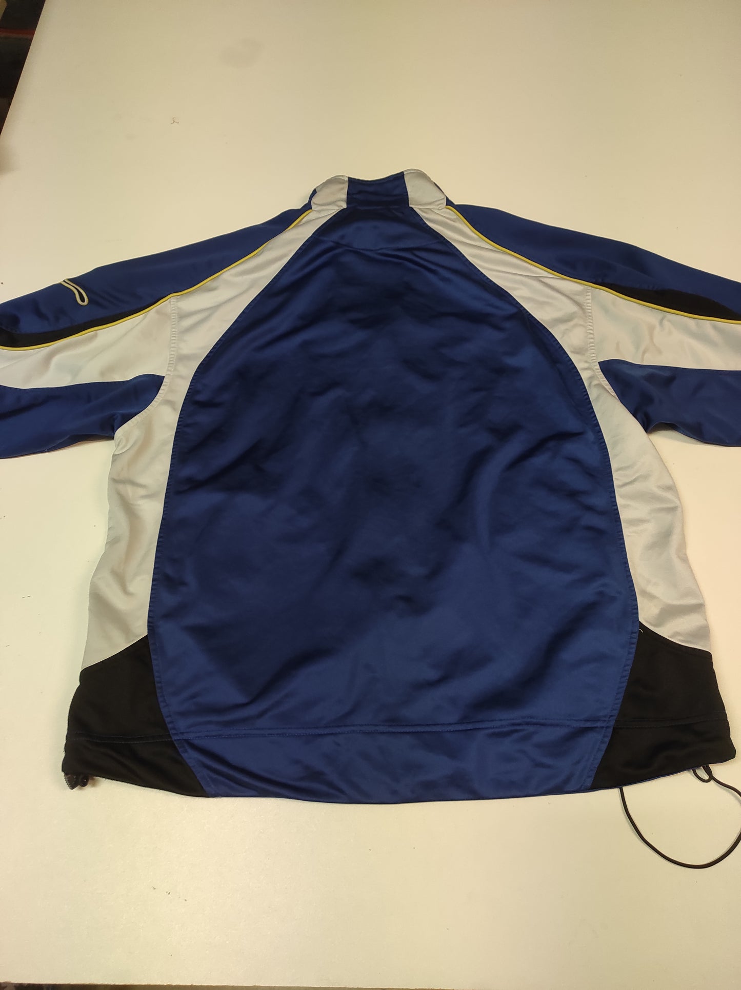 Entdecke unsere Vintage Track Pants von Nike und anderen Marken, erhältlich bei Valuxery.de - Dein Shop für trendige Vintage - Kleidung. Unsere Track Pants sind aus hochwertigen Materialien und