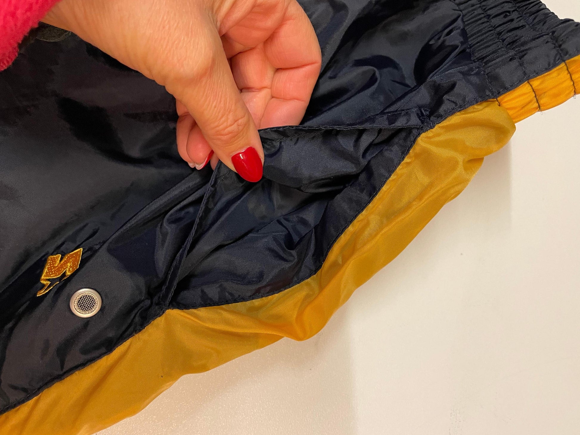 Entdecke unsere Vintage Track Pants von Nike und anderen Marken, erhältlich bei Valuxery.de - Dein Shop für trendige Vintage - Kleidung. Unsere Track Pants sind aus hochwertigen Materialien und
