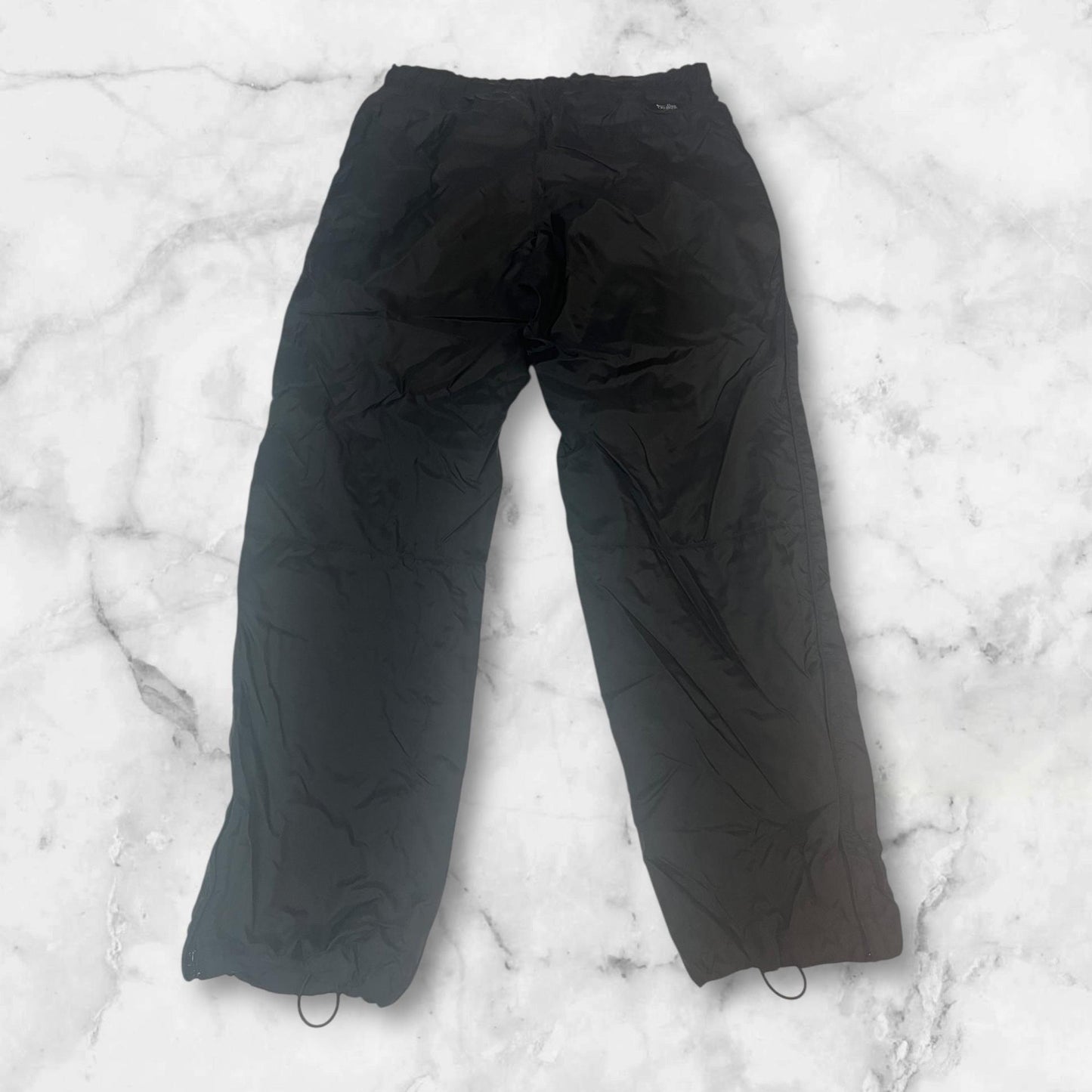 Entdecke unsere Vintage Track Pants von Nike und anderen Marken, erhältlich bei Valuxery.de - Dein Shop für trendige Vintage - Kleidung. Unsere Track Pants sind aus hochwertigen Materialien und