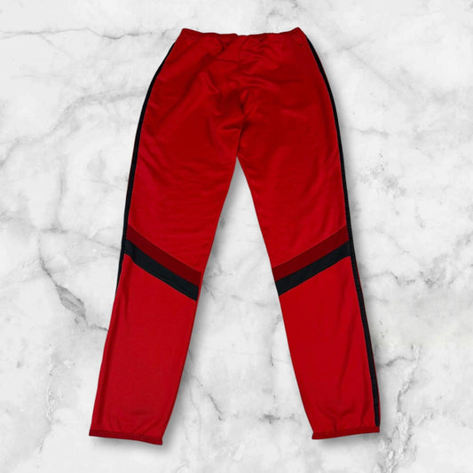 Entdecke unsere Vintage Track Pants von Nike und anderen Marken, erhältlich bei Valuxery.de - Dein Shop für trendige Vintage - Kleidung. Unsere Track Pants sind aus hochwertigen Materialien und