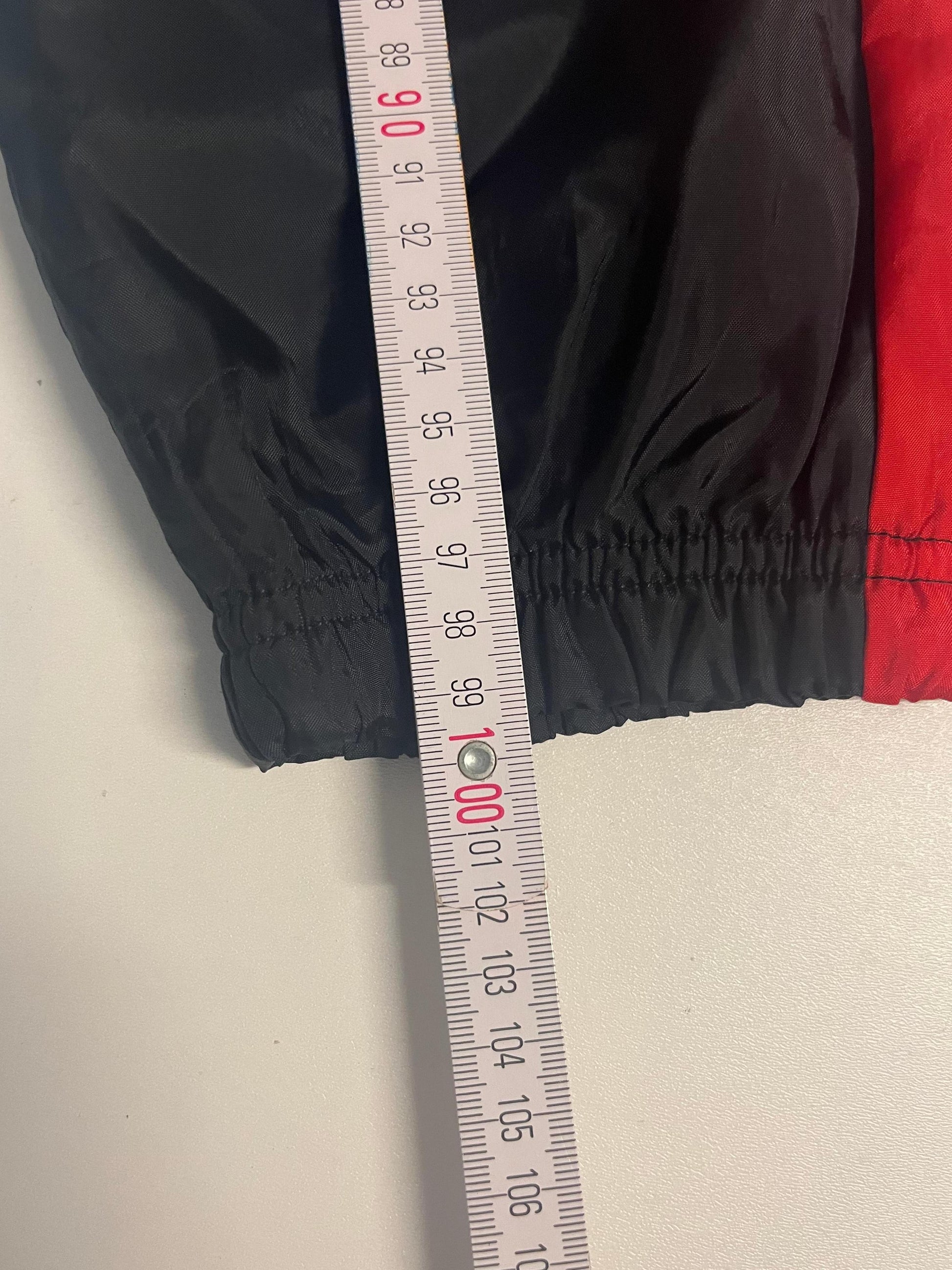 Entdecke unsere Vintage Track Pants von Nike und anderen Marken, erhältlich bei Valuxery.de - Dein Shop für trendige Vintage - Kleidung. Unsere Track Pants sind aus hochwertigen Materialien und