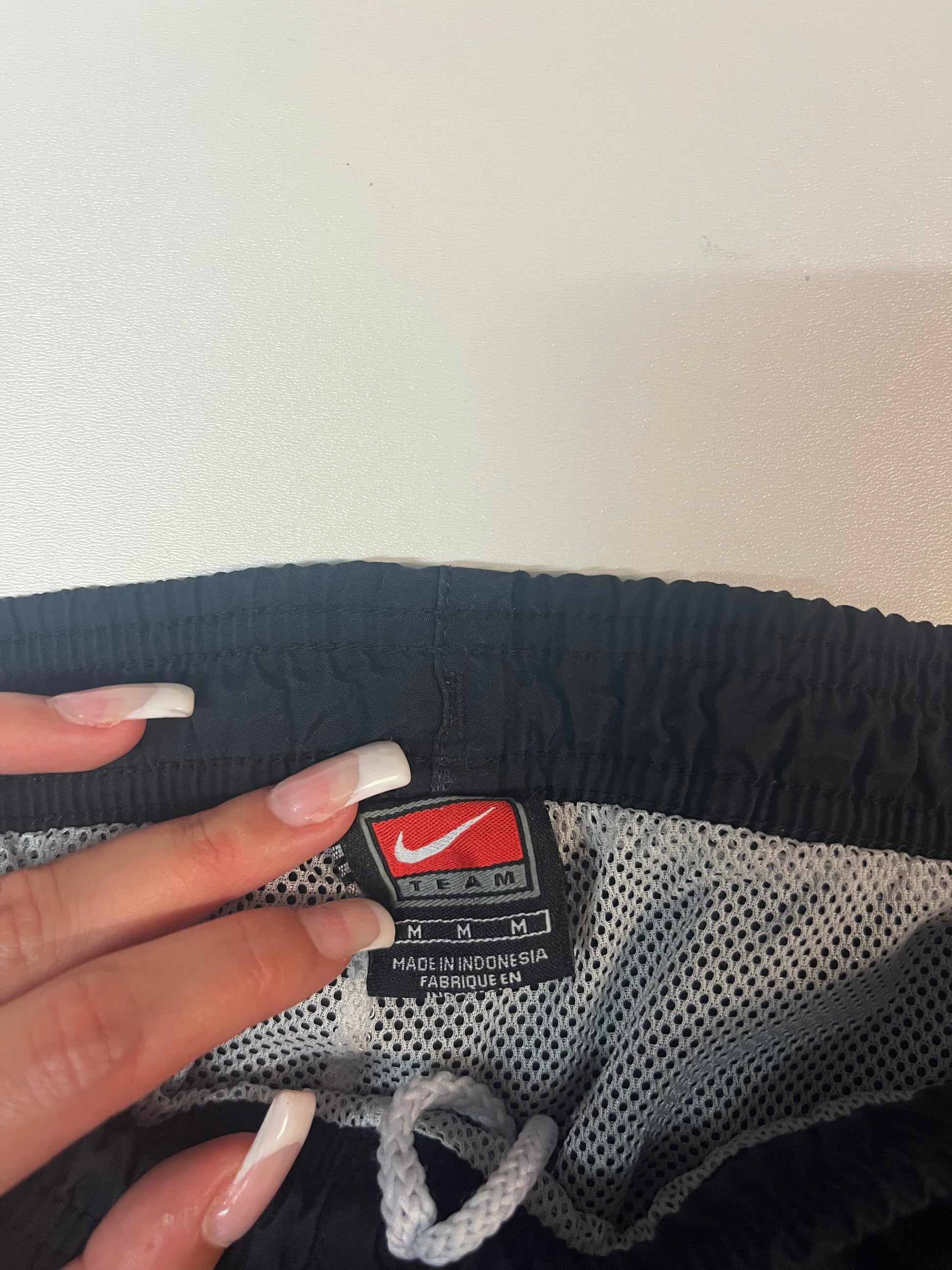Entdecke unsere Vintage Track Pants von Nike und anderen Marken, erhältlich bei Valuxery.de - Dein Shop für trendige Vintage - Kleidung. Unsere Track Pants sind aus hochwertigen Materialien und