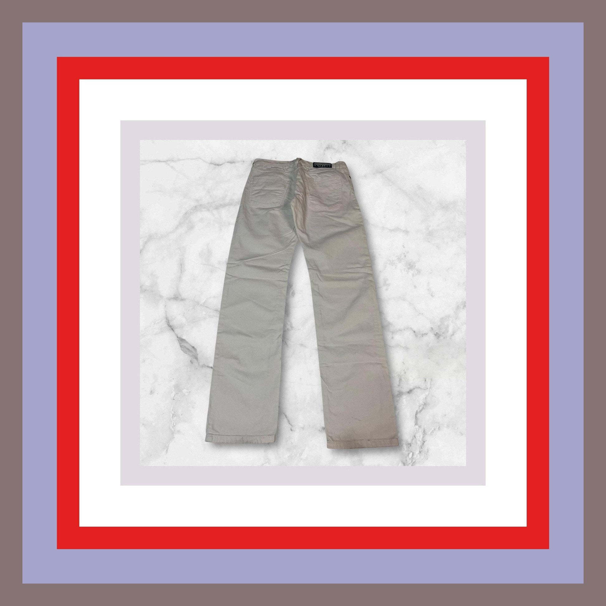 Entdecke unsere Vintage Track Pants von Nike und anderen Marken, erhältlich bei Valuxery.de - Dein Shop für trendige Vintage - Kleidung. Unsere Track Pants sind aus hochwertigen Materialien und