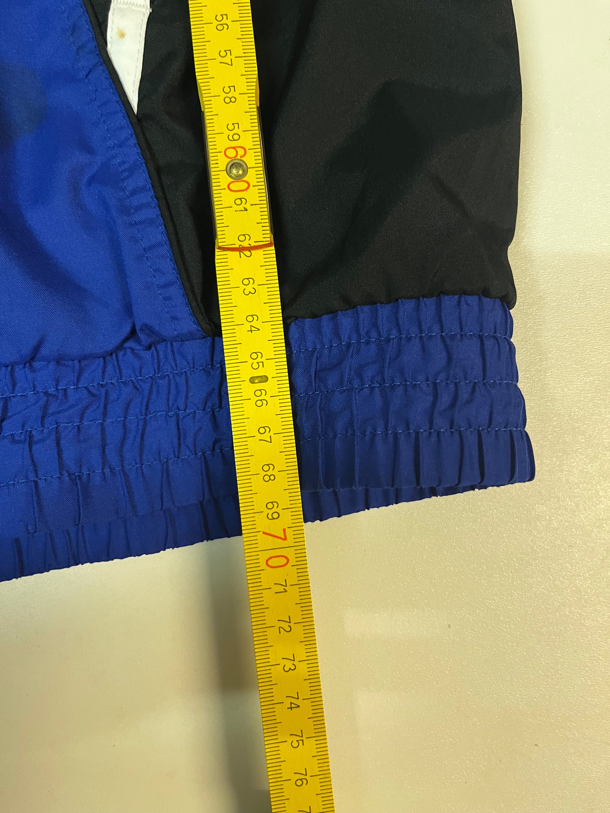 Entdecke unsere Vintage Track Pants von Nike und anderen Marken, erhältlich bei Valuxery.de - Dein Shop für trendige Vintage - Kleidung. Unsere Track Pants sind aus hochwertigen Materialien und
