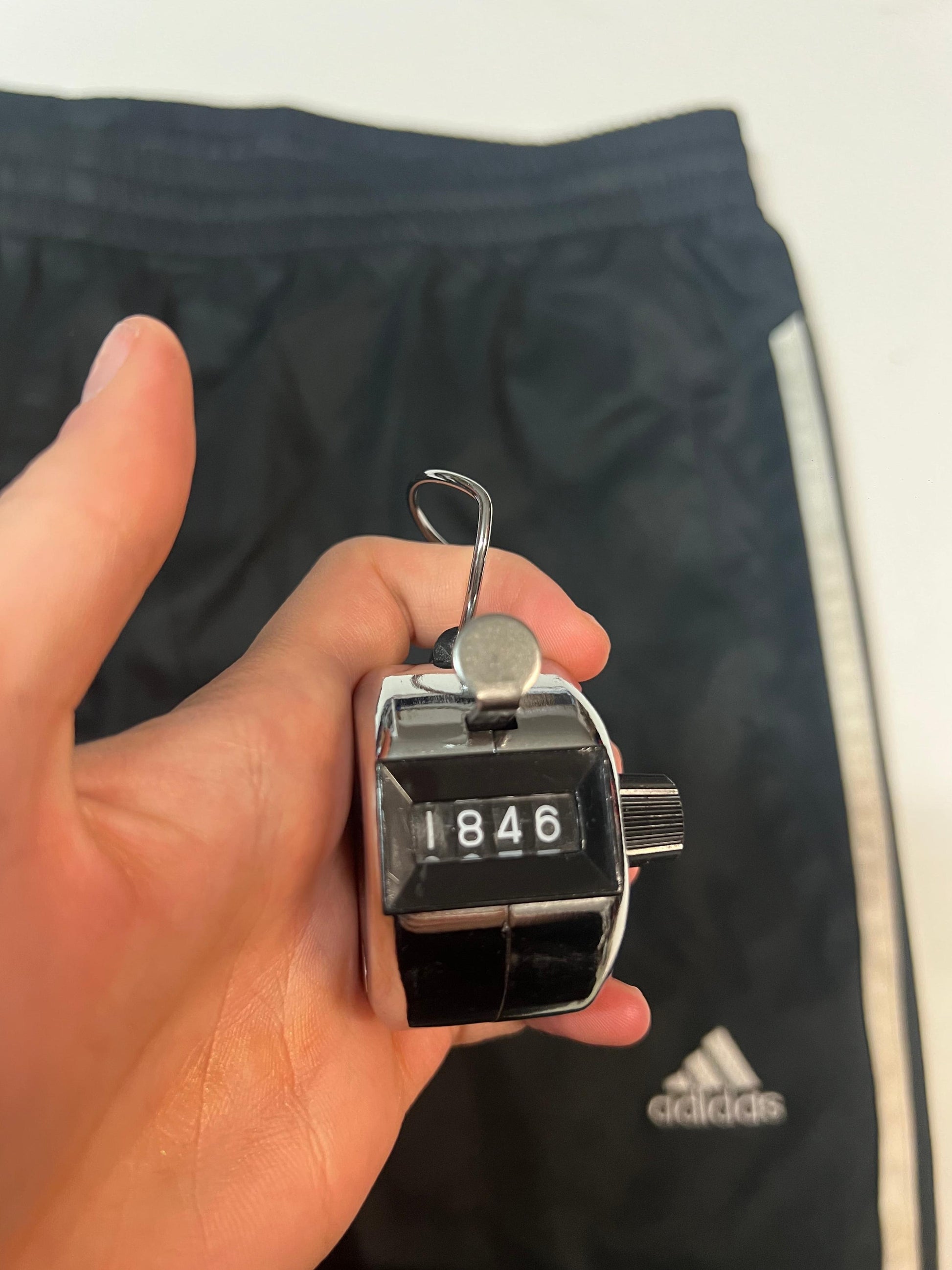 Entdecke unsere Vintage Track Pants von Nike und anderen Marken, erhältlich bei Valuxery.de - Dein Shop für trendige Vintage - Kleidung. Unsere Track Pants sind aus hochwertigen Materialien und
