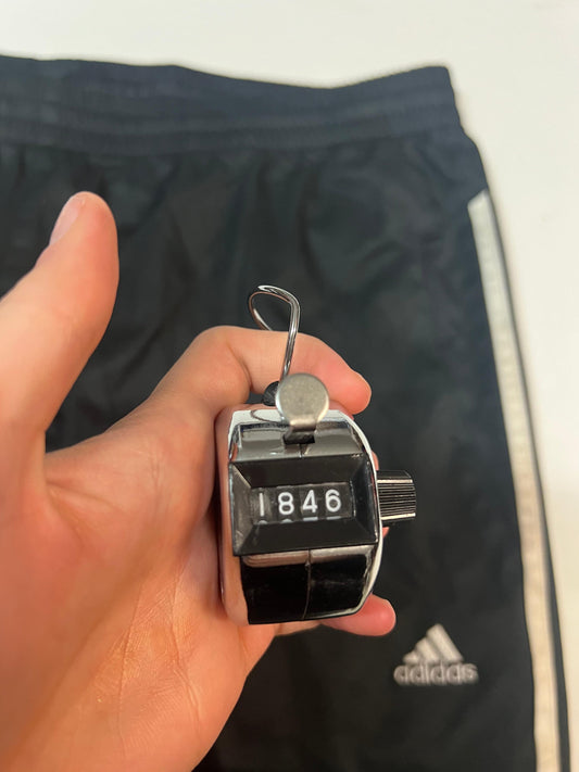 Entdecke unsere Vintage Track Pants von Nike und anderen Marken, erhältlich bei Valuxery.de - Dein Shop für trendige Vintage - Kleidung. Unsere Track Pants sind aus hochwertigen Materialien und