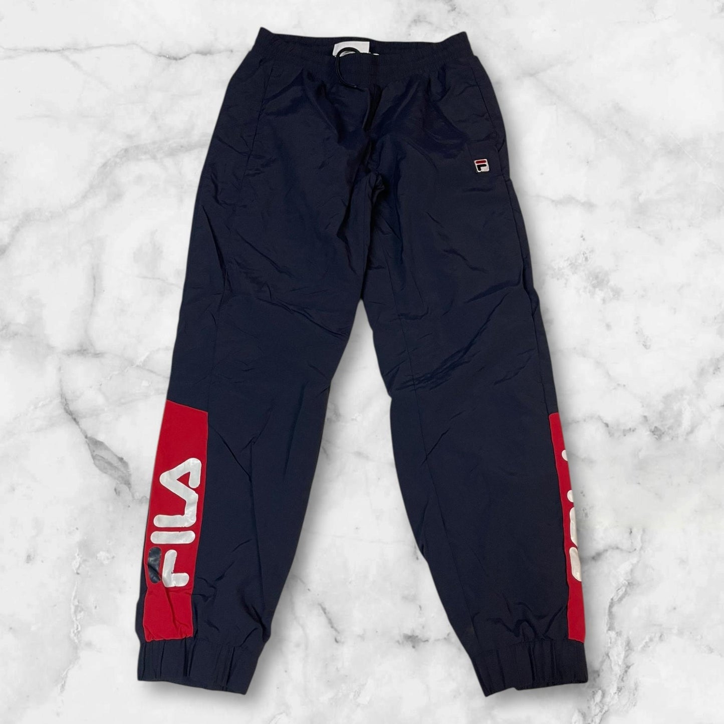 Entdecke unsere Vintage Track Pants von Nike und anderen Marken, erhältlich bei Valuxery.de - Dein Shop für trendige Vintage - Kleidung. Unsere Track Pants sind aus hochwertigen Materialien und