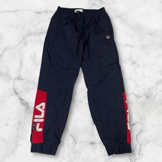 Entdecke unsere Vintage Track Pants von Nike und anderen Marken, erhältlich bei Valuxery.de - Dein Shop für trendige Vintage - Kleidung. Unsere Track Pants sind aus hochwertigen Materialien und