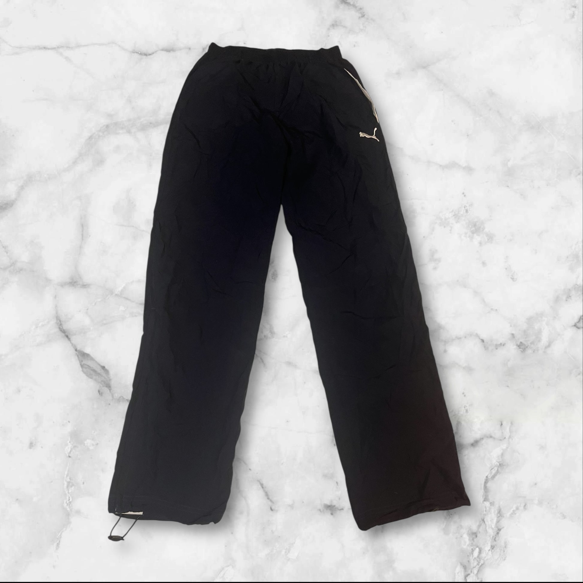 Entdecke unsere Vintage Track Pants von Nike und anderen Marken, erhältlich bei Valuxery.de - Dein Shop für trendige Vintage - Kleidung. Unsere Track Pants sind aus hochwertigen Materialien und