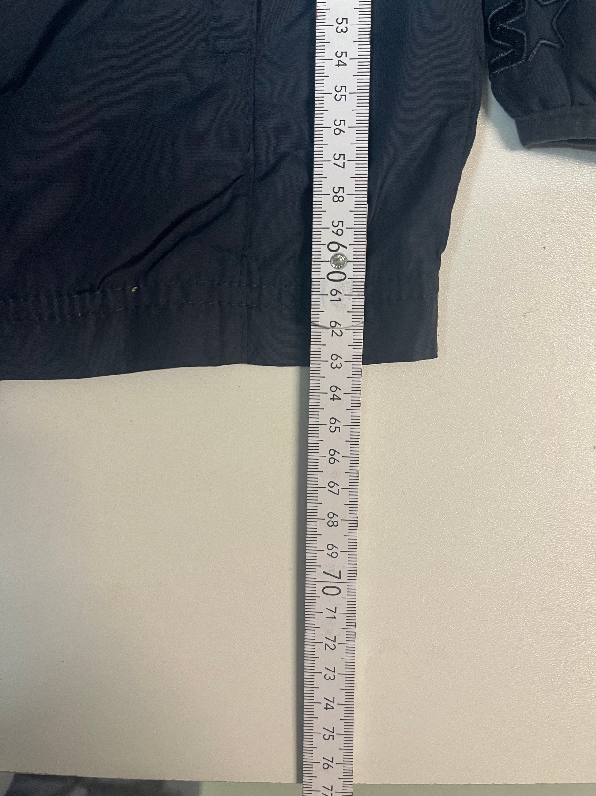 Entdecke unsere Vintage Track Pants von Nike und anderen Marken, erhältlich bei Valuxery.de - Dein Shop für trendige Vintage - Kleidung. Unsere Track Pants sind aus hochwertigen Materialien und