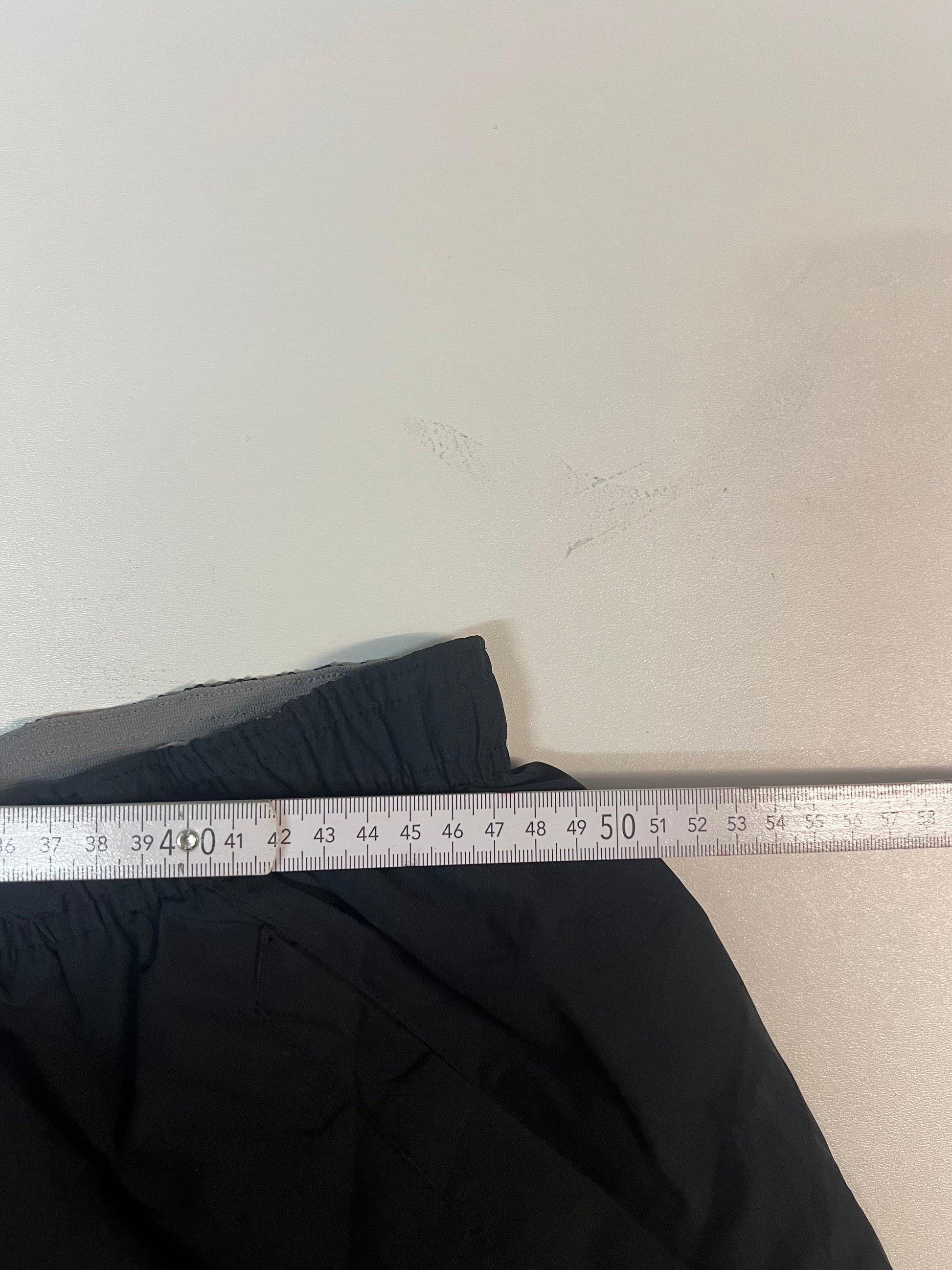 Entdecke unsere Vintage Track Pants von Nike und anderen Marken, erhältlich bei Valuxery.de - Dein Shop für trendige Vintage - Kleidung. Unsere Track Pants sind aus hochwertigen Materialien und