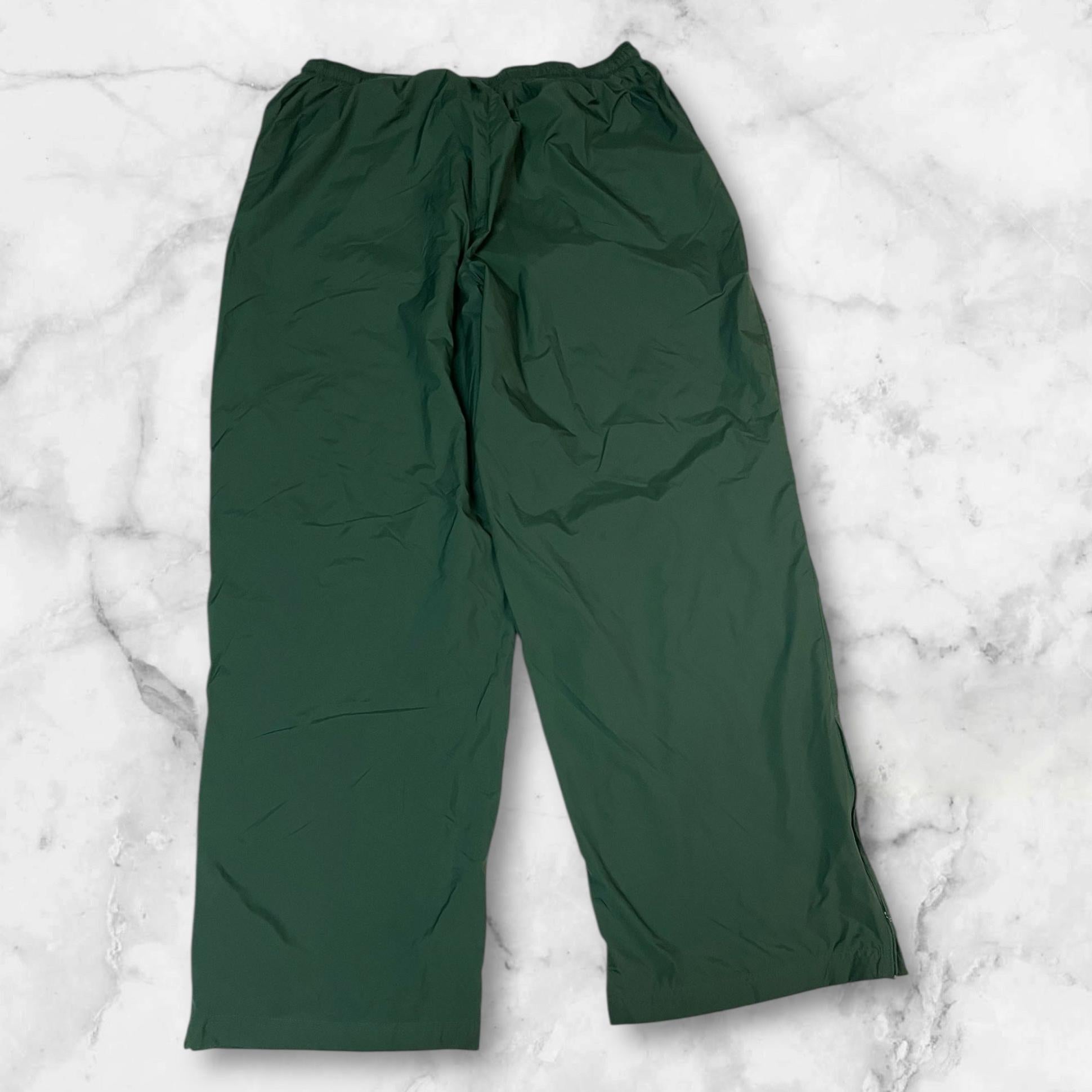 Entdecke unsere Vintage Track Pants von Nike und anderen Marken, erhältlich bei Valuxery.de - Dein Shop für trendige Vintage - Kleidung. Unsere Track Pants sind aus hochwertigen Materialien und