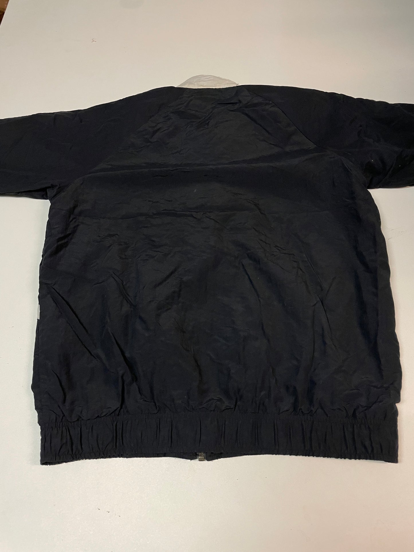 Entdecke unsere Vintage Track Pants von Nike und anderen Marken, erhältlich bei Valuxery.de - Dein Shop für trendige Vintage - Kleidung. Unsere Track Pants sind aus hochwertigen Materialien und