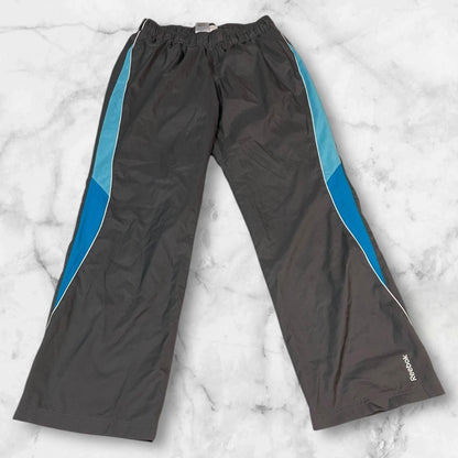 Entdecke unsere Vintage Track Pants von Nike und anderen Marken, erhältlich bei Valuxery.de - Dein Shop für trendige Vintage - Kleidung. Unsere Track Pants sind aus hochwertigen Materialien und