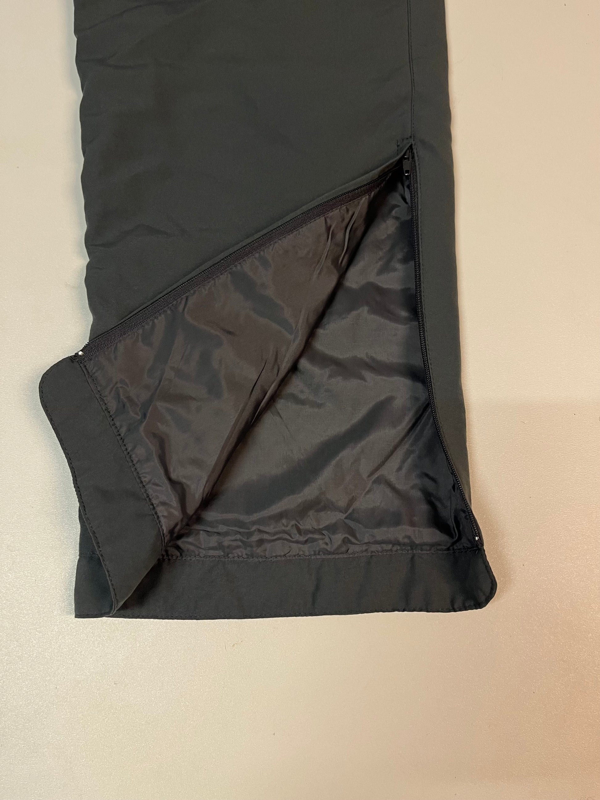 Entdecke unsere Vintage Track Pants von Nike und anderen Marken, erhältlich bei Valuxery.de - Dein Shop für trendige Vintage - Kleidung. Unsere Track Pants sind aus hochwertigen Materialien und