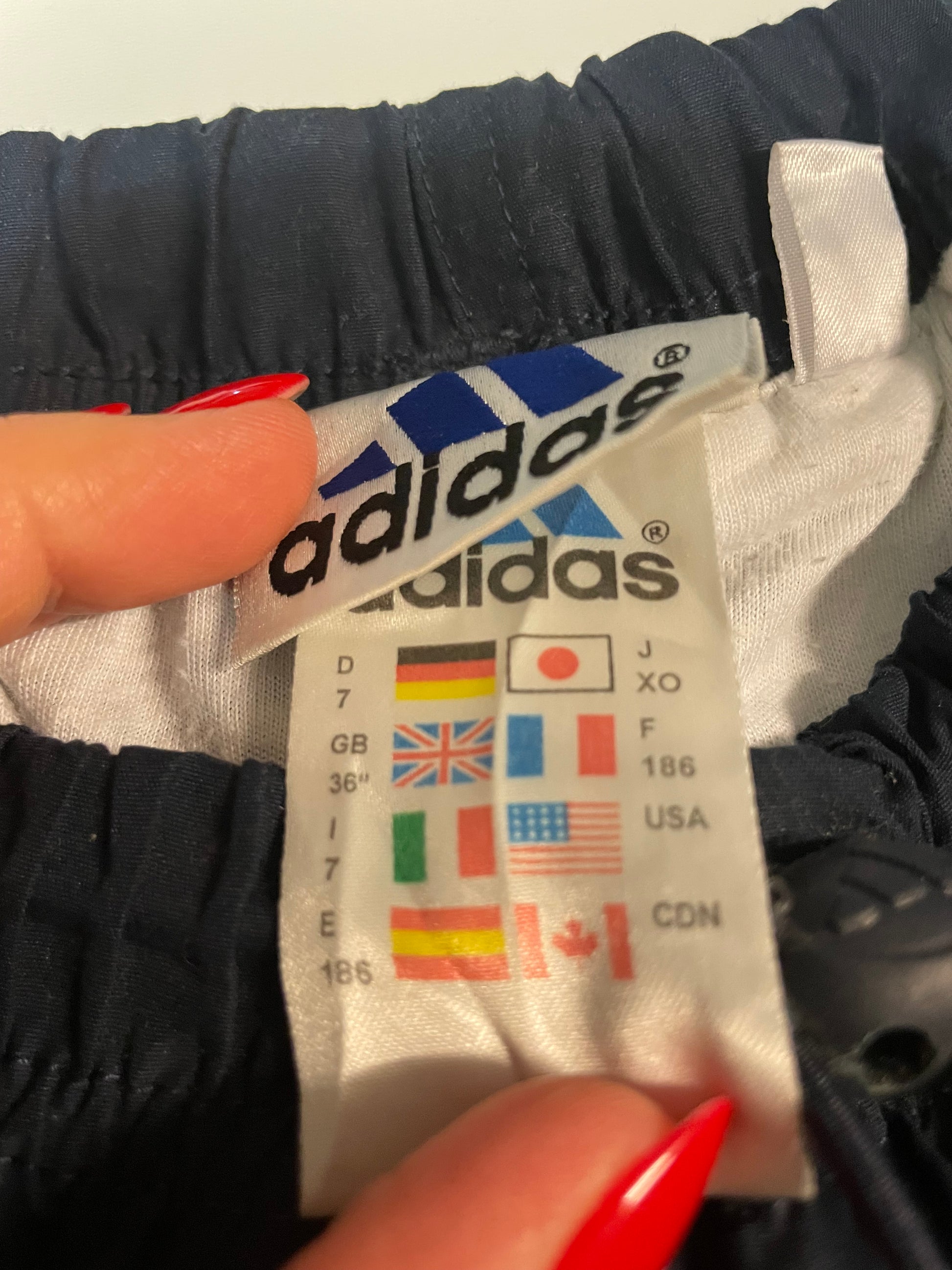 Entdecke unsere Vintage Track Pants von Nike und anderen Marken, erhältlich bei Valuxery.de - Dein Shop für trendige Vintage - Kleidung. Unsere Track Pants sind aus hochwertigen Materialien und