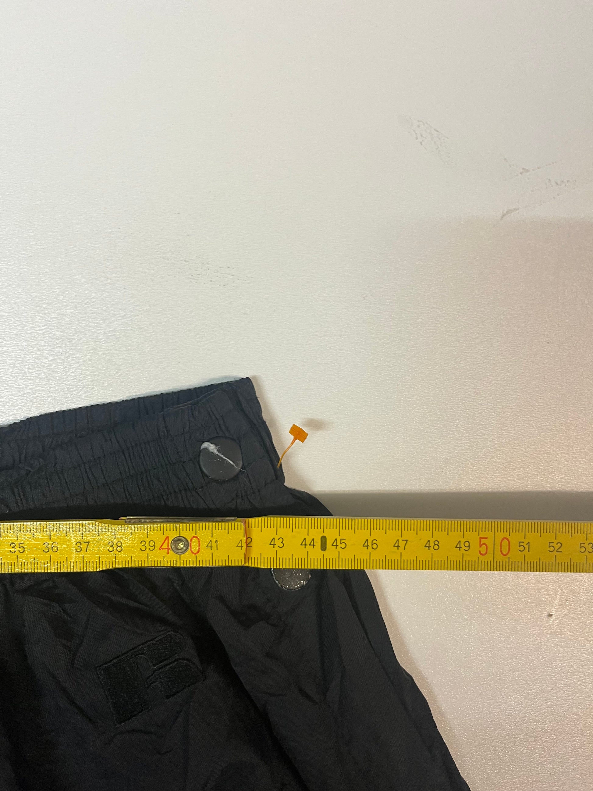 Entdecke unsere Vintage Track Pants von Nike und anderen Marken, erhältlich bei Valuxery.de - Dein Shop für trendige Vintage - Kleidung. Unsere Track Pants sind aus hochwertigen Materialien und