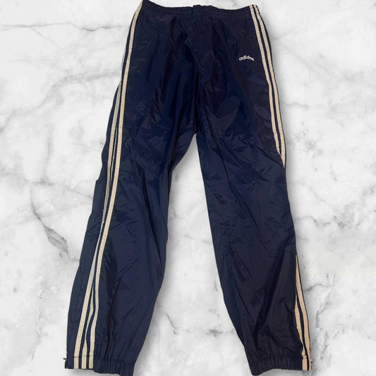 Entdecke unsere Vintage Track Pants von Nike und anderen Marken, erhältlich bei Valuxery.de - Dein Shop für trendige Vintage - Kleidung. Unsere Track Pants sind aus hochwertigen Materialien und
