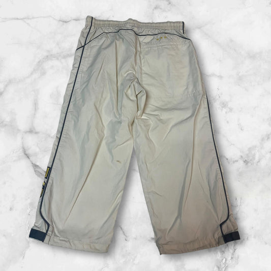 Entdecke unsere Vintage Track Pants von Nike und anderen Marken, erhältlich bei Valuxery.de - Dein Shop für trendige Vintage - Kleidung. Unsere Track Pants sind aus hochwertigen Materialien und