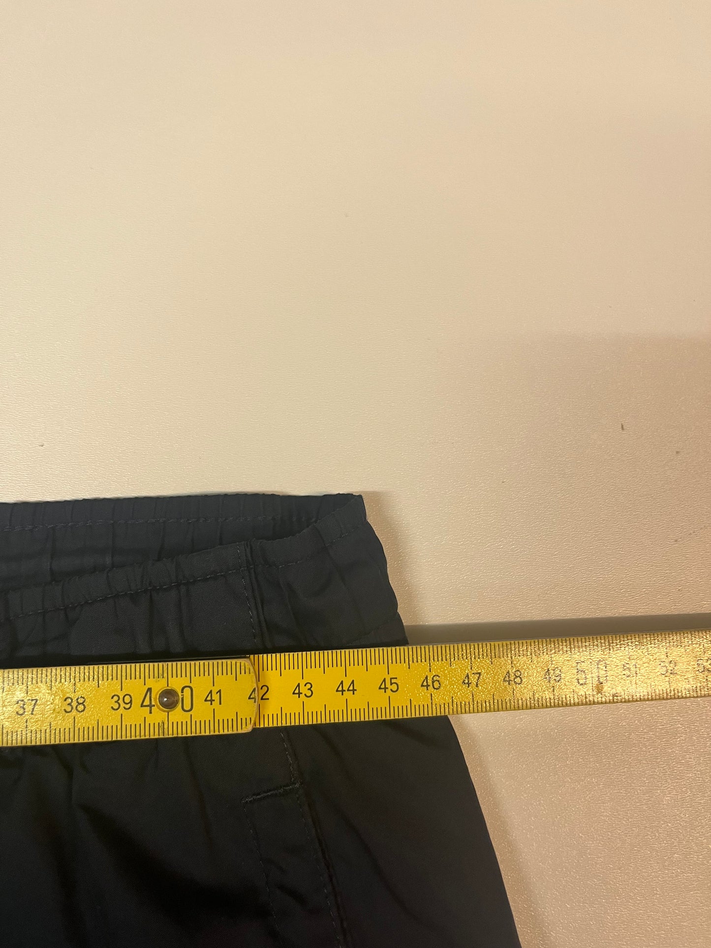 Entdecke unsere Vintage Track Pants von Nike und anderen Marken, erhältlich bei Valuxery.de - Dein Shop für trendige Vintage - Kleidung. Unsere Track Pants sind aus hochwertigen Materialien und