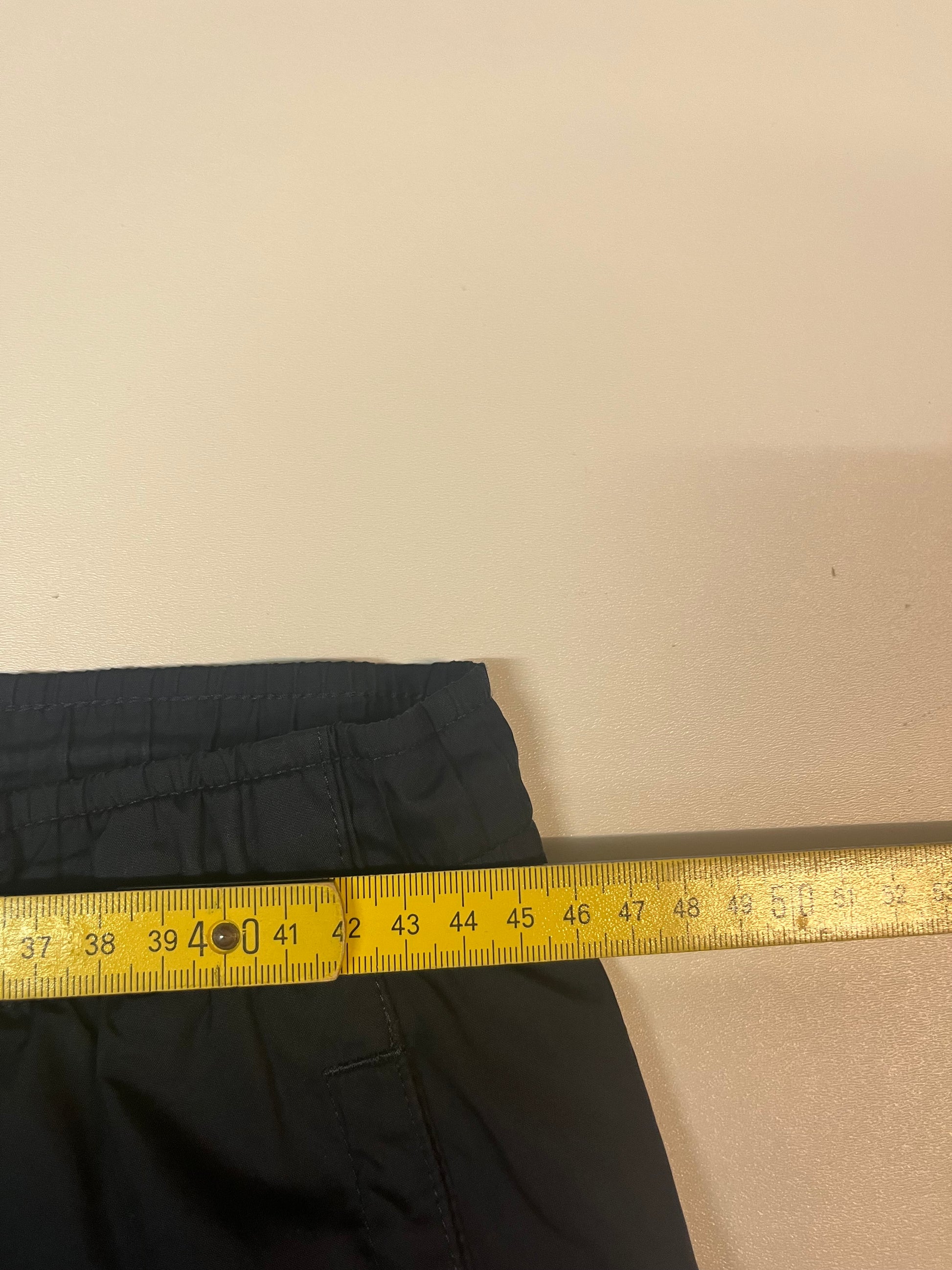 Entdecke unsere Vintage Track Pants von Nike und anderen Marken, erhältlich bei Valuxery.de - Dein Shop für trendige Vintage - Kleidung. Unsere Track Pants sind aus hochwertigen Materialien und