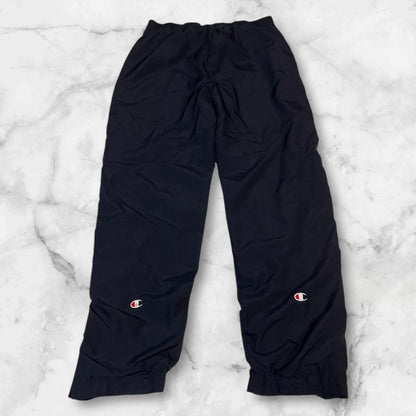 Entdecke unsere Vintage Track Pants von Nike und anderen Marken, erhältlich bei Valuxery.de - Dein Shop für trendige Vintage - Kleidung. Unsere Track Pants sind aus hochwertigen Materialien und